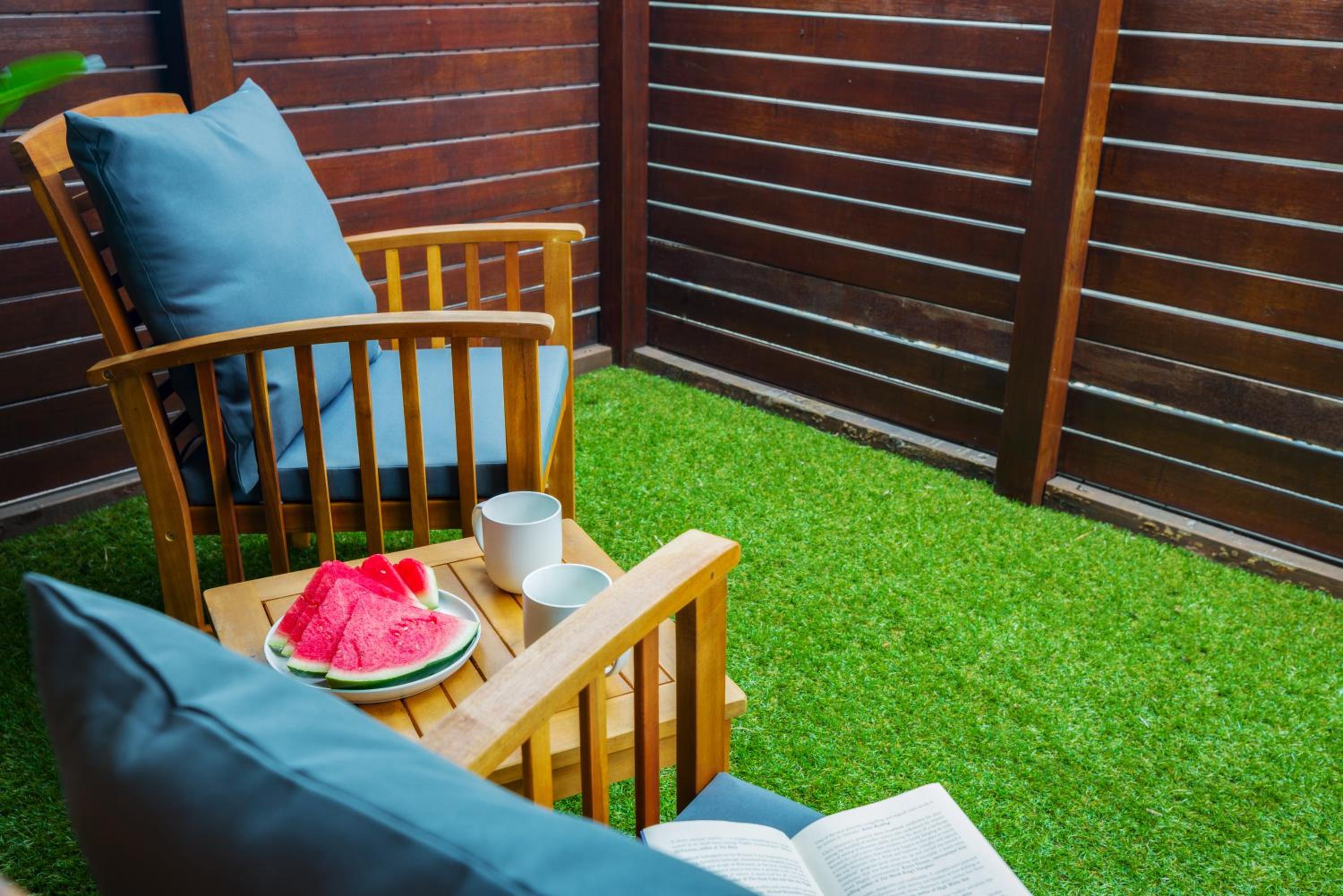 Private Luxury Haven with SUV Hire, Pool, Near Marina