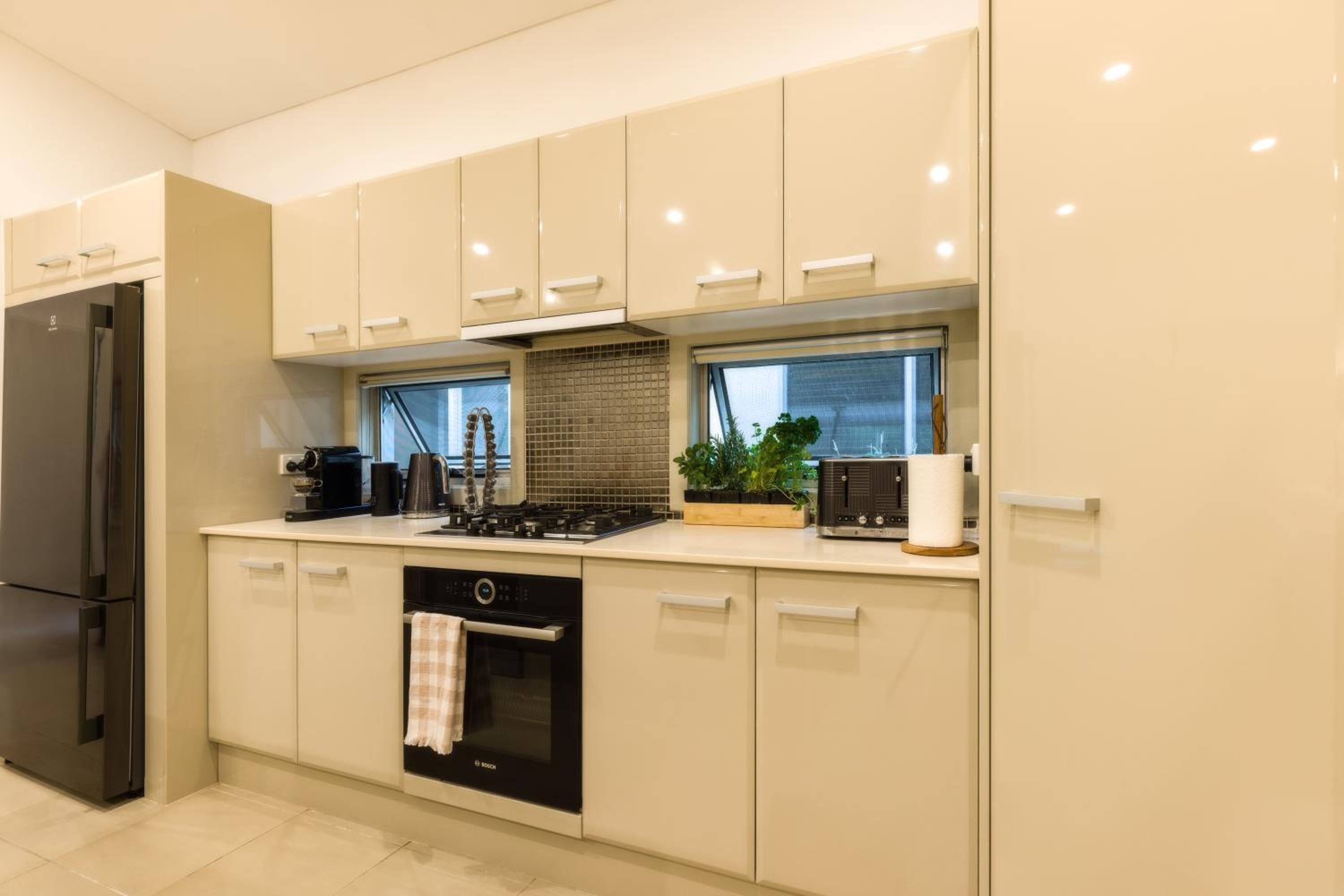 Private Luxury Haven with SUV Hire, Pool, Near Marina