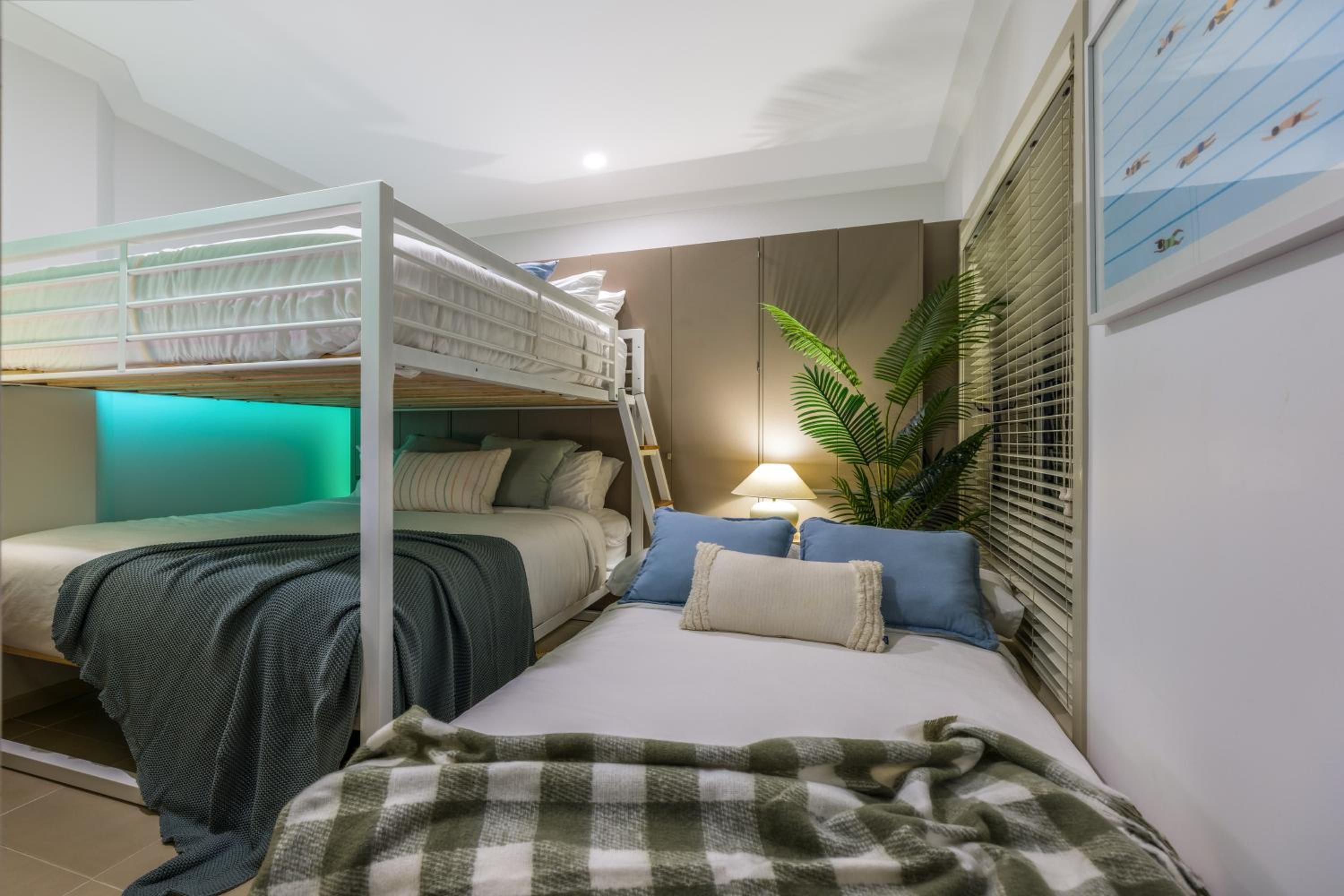 Private Luxury Haven with SUV Hire, Pool, Near Marina