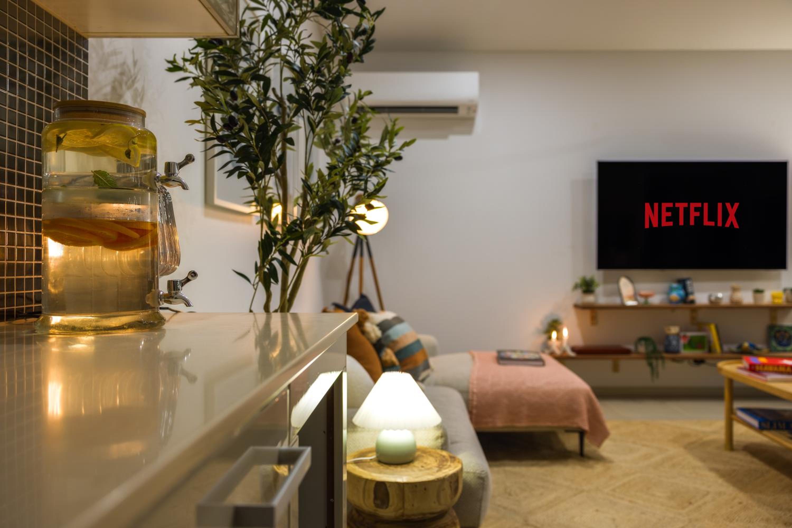 Private Luxury Haven with SUV Hire, Pool, Near Marina