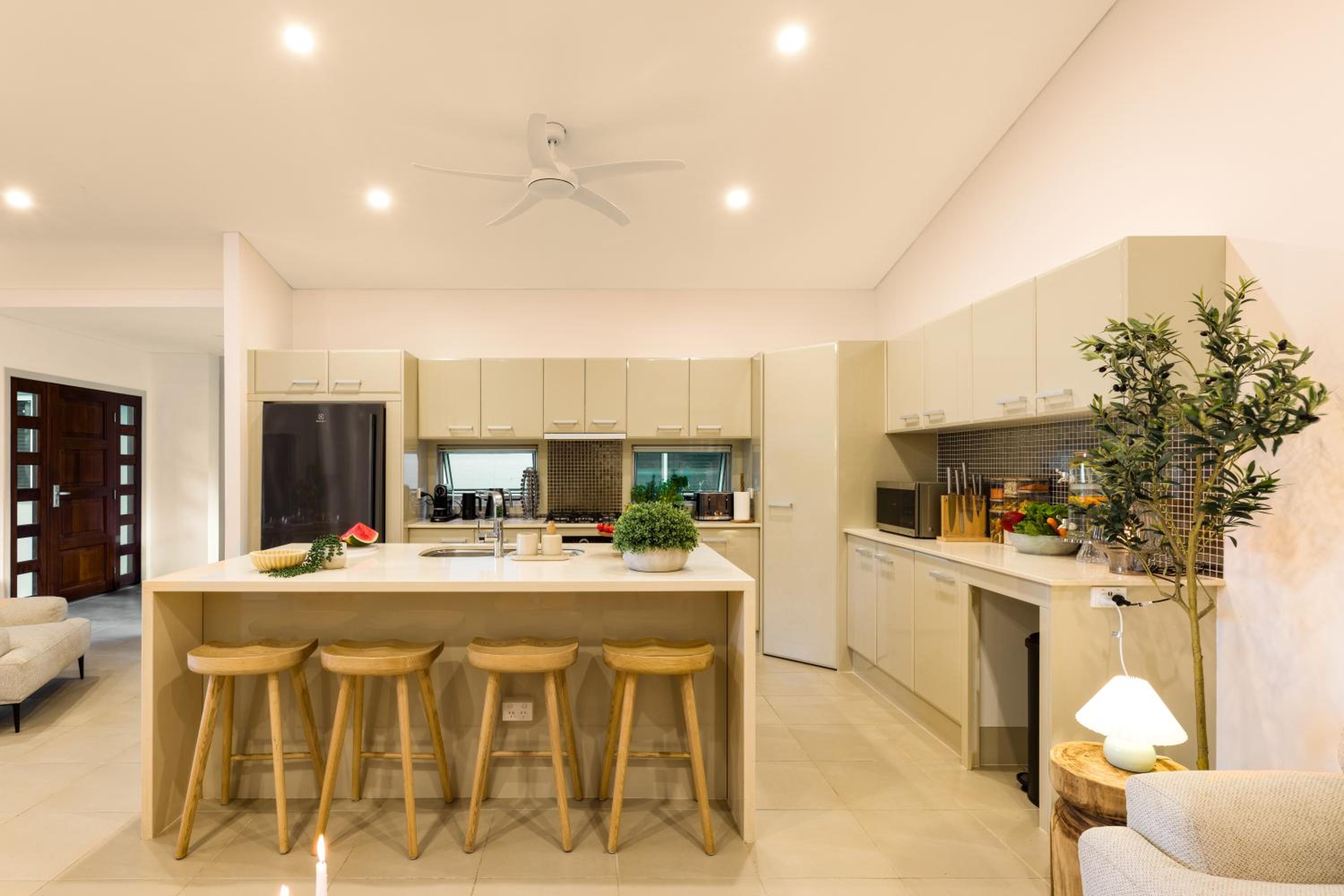 Private Luxury Haven with SUV Hire, Pool, Near Marina