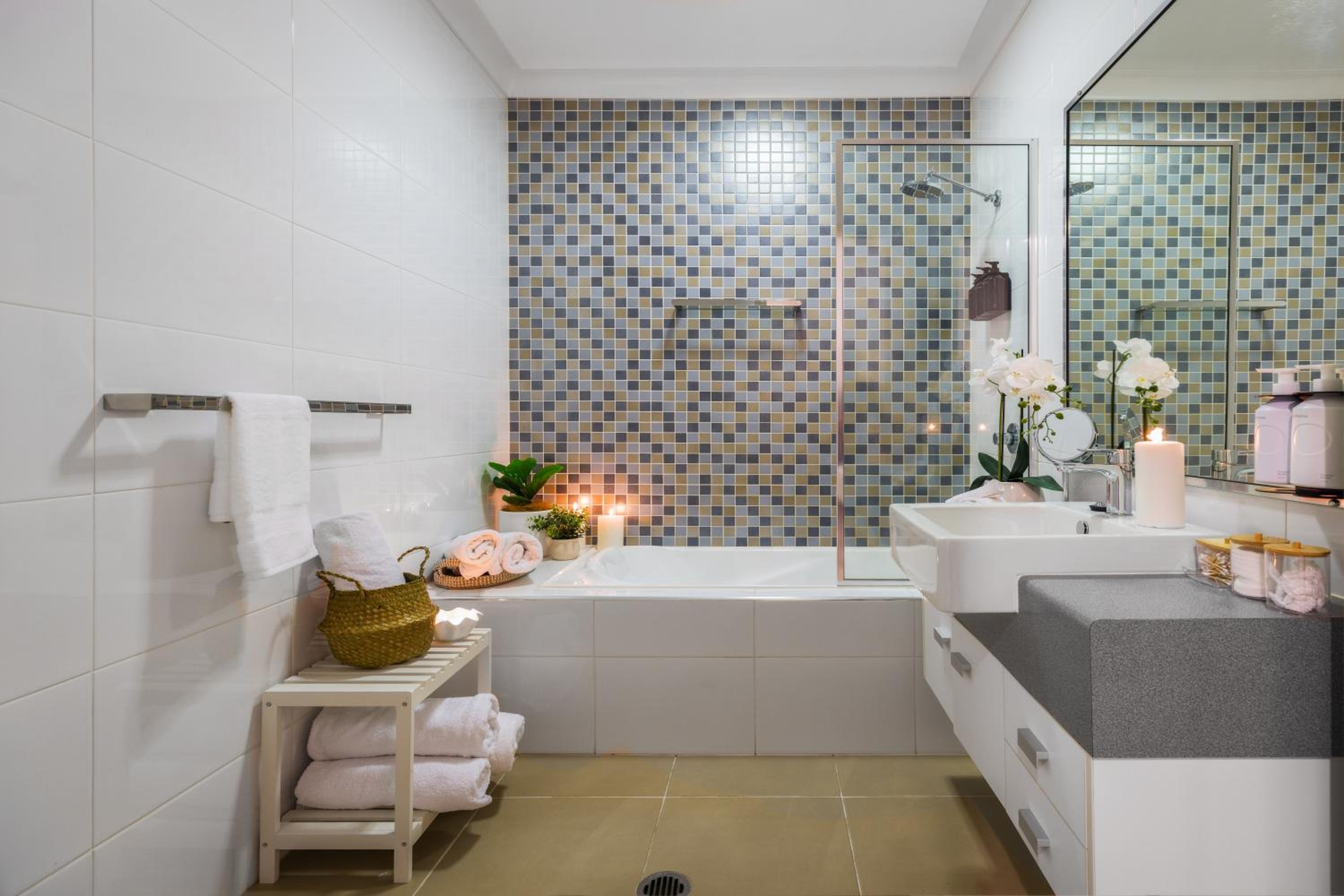 Private Luxury Haven with SUV Hire, Pool, Near Marina
