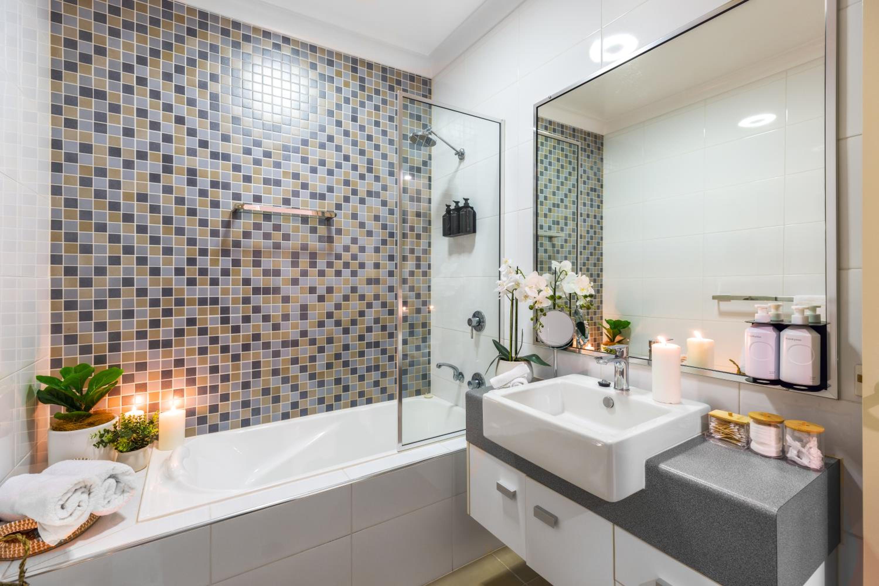 Private Luxury Haven with SUV Hire, Pool, Near Marina