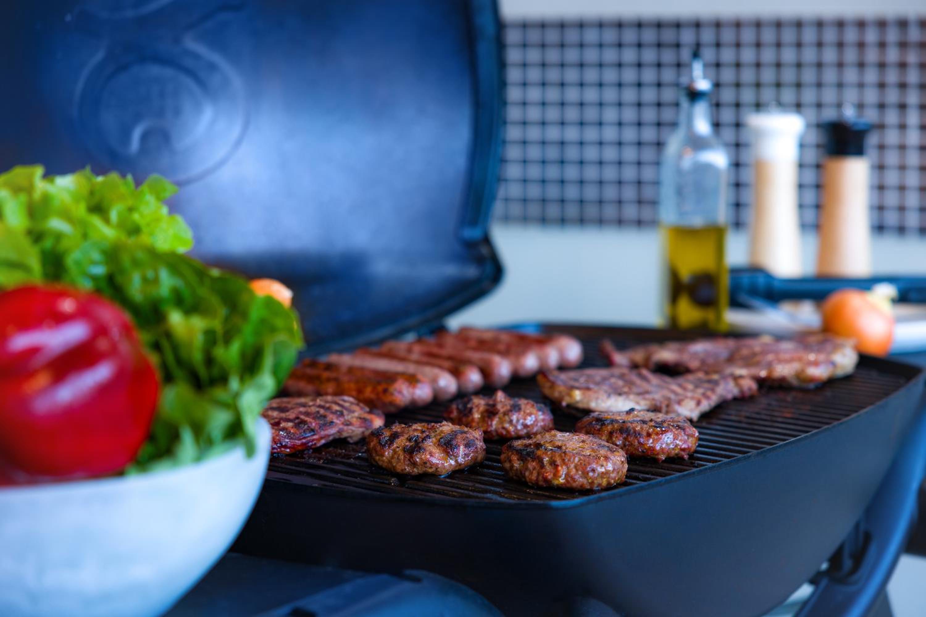 Private Luxury Haven with SUV Hire, Pool, Near Marina