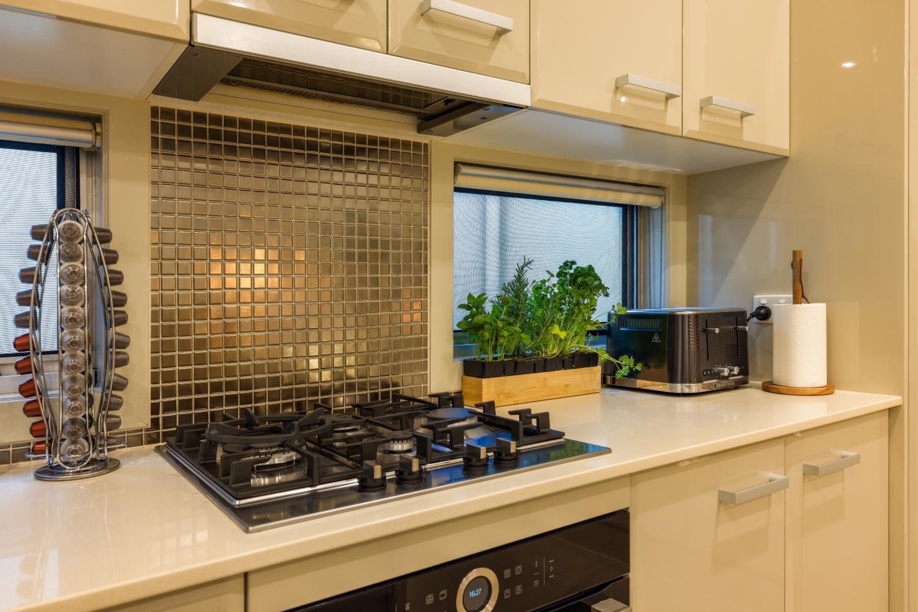Private Luxury Haven with SUV Hire, Pool, Near Marina