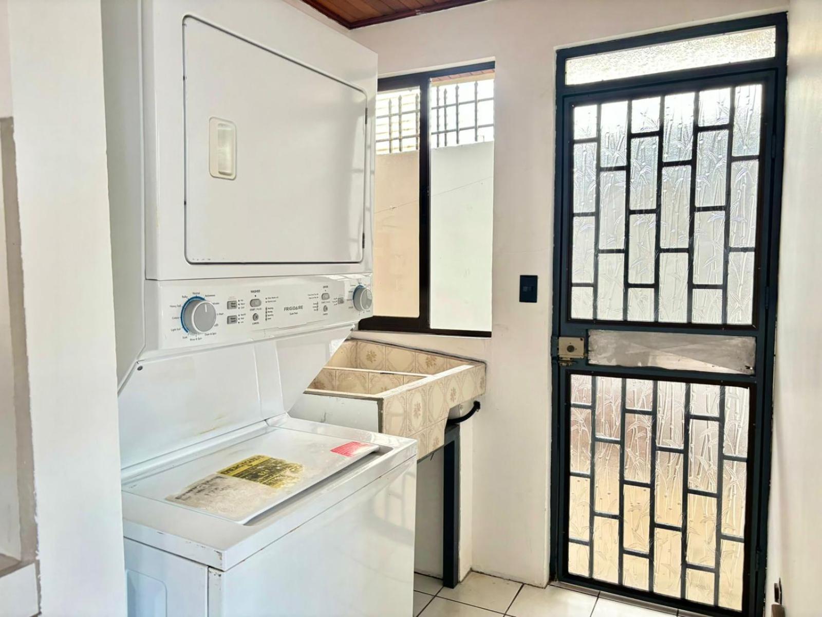Charming house 5 min airport with Ac