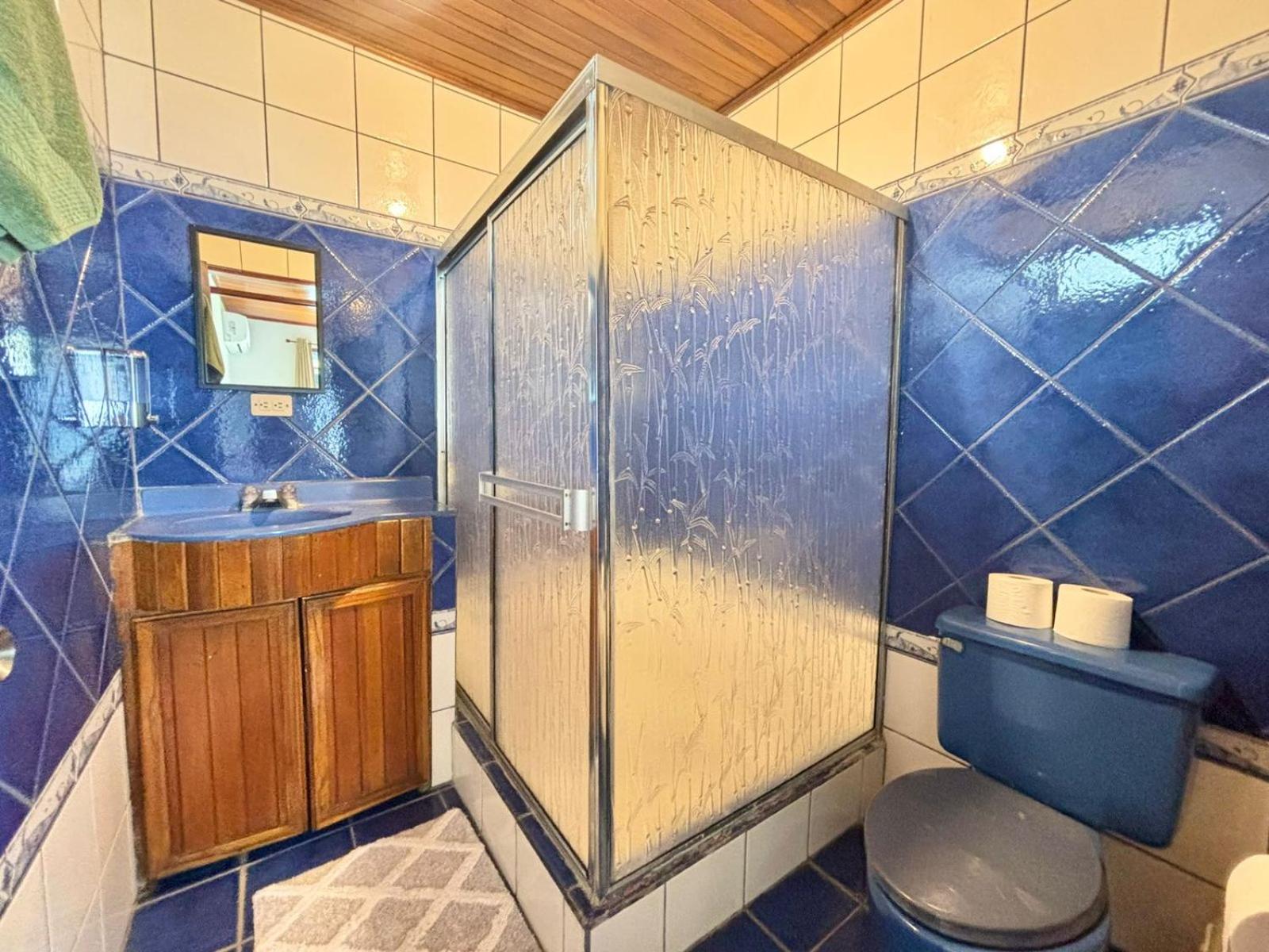 Charming house 5 min airport with Ac