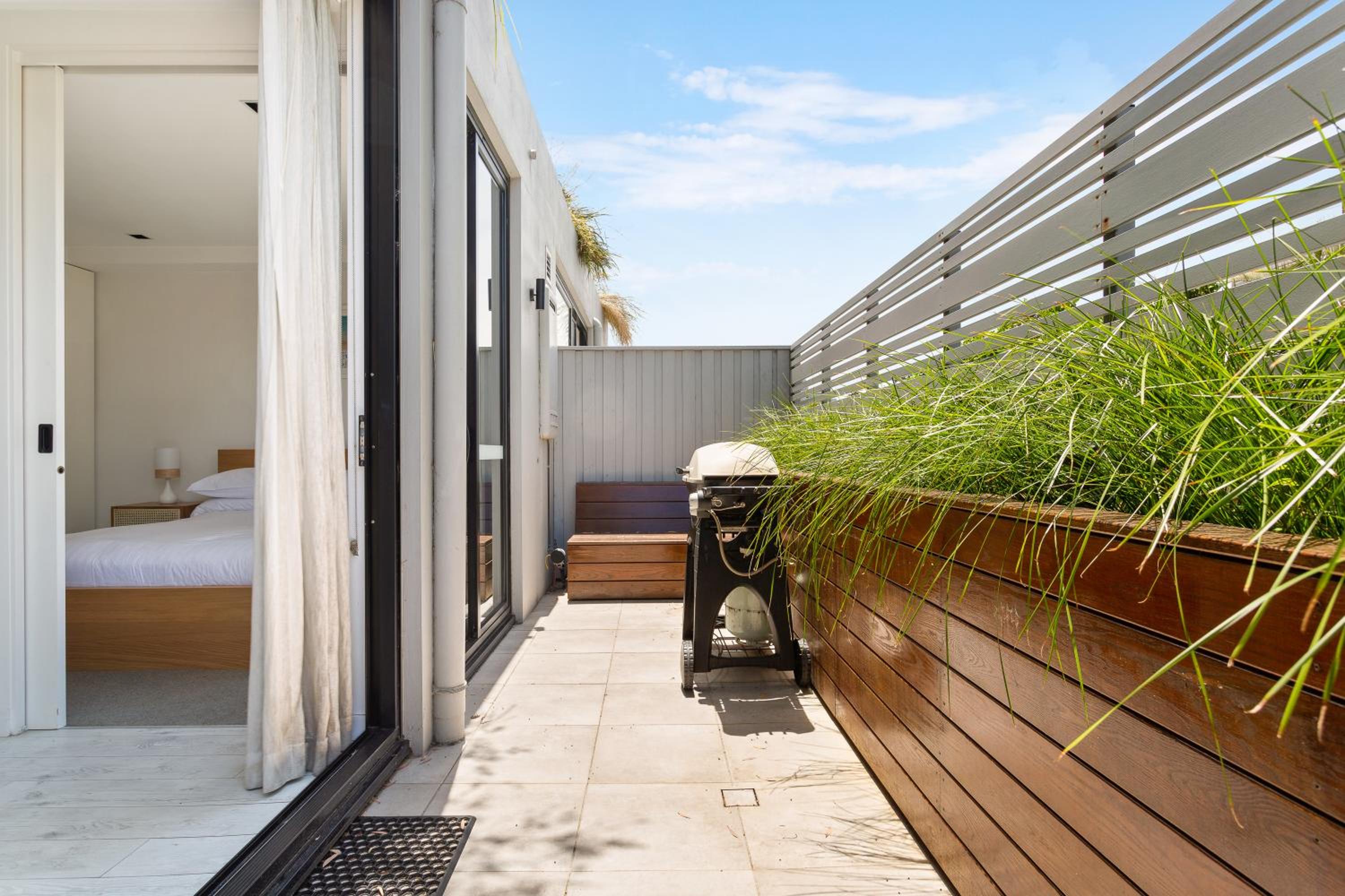 Sleek 2-Bed Apt Metres to Beach