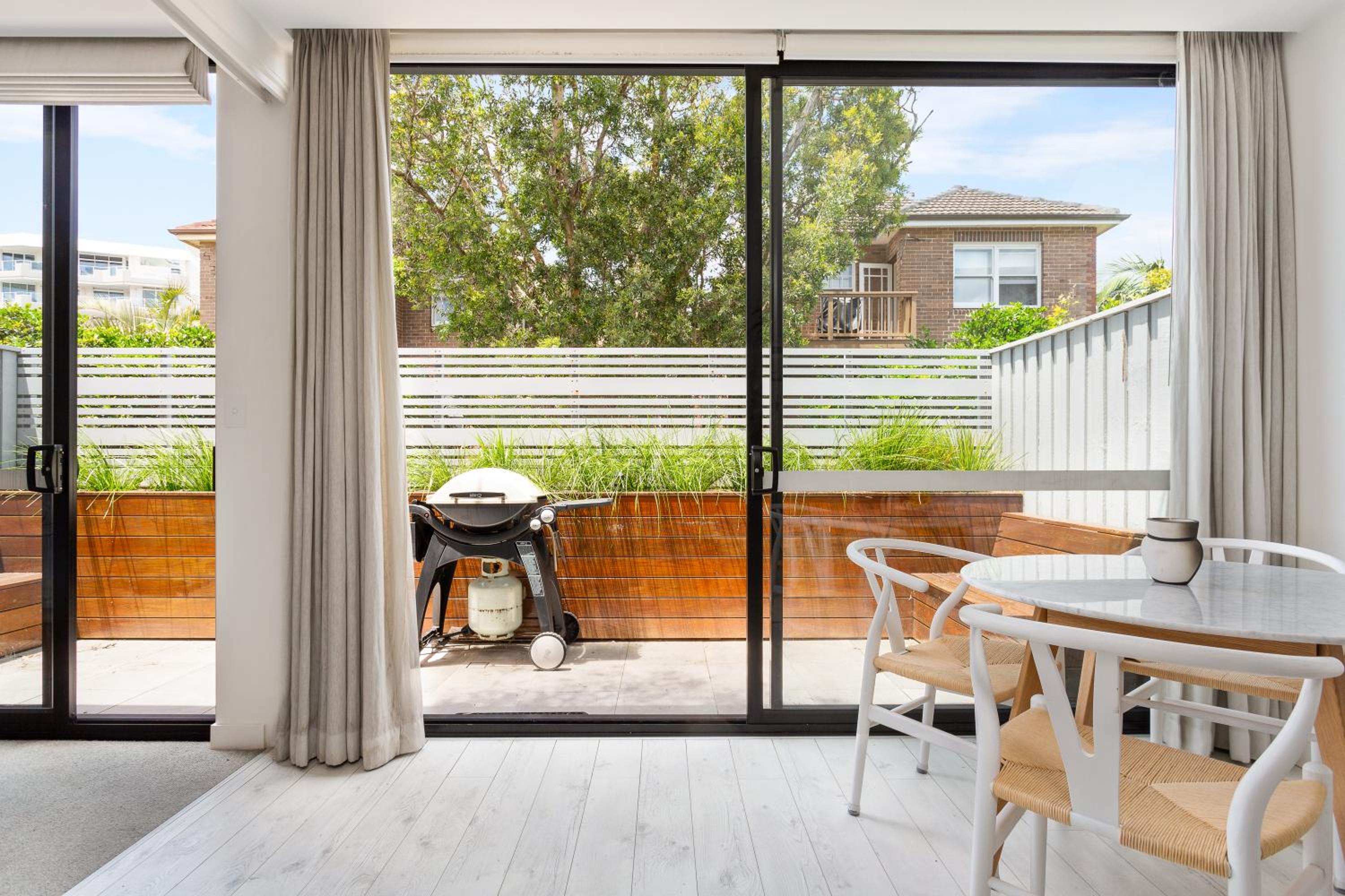 Sleek 2-Bed Apt Metres to Beach