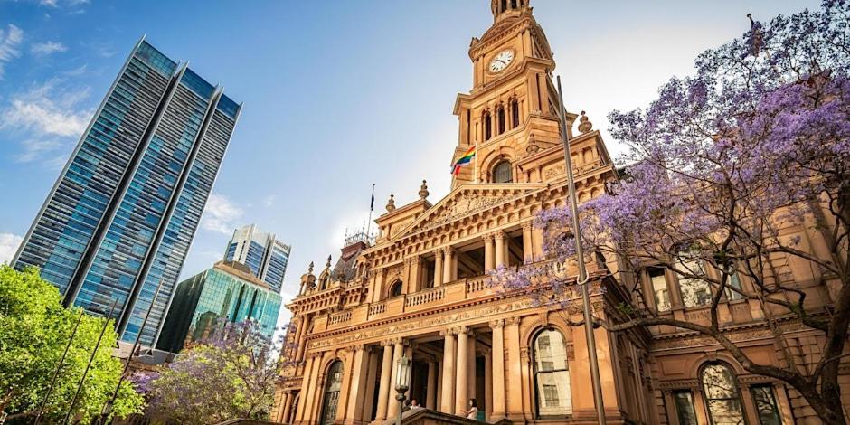 Luxury 2BR 2BA, Harbour Views & Parking - 5 Min Walk to Town Hall & Darling Harbour