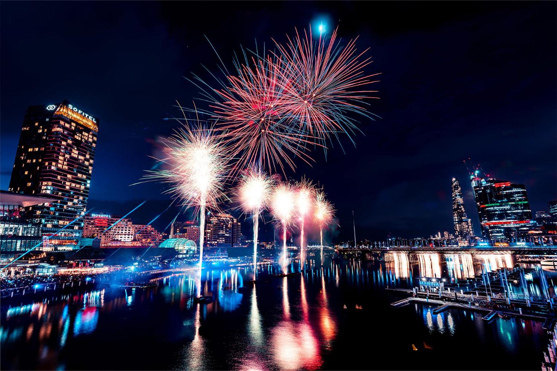 Luxury 2BR 2BA, Harbour Views & Parking - 5 Min Walk to Town Hall & Darling Harbour