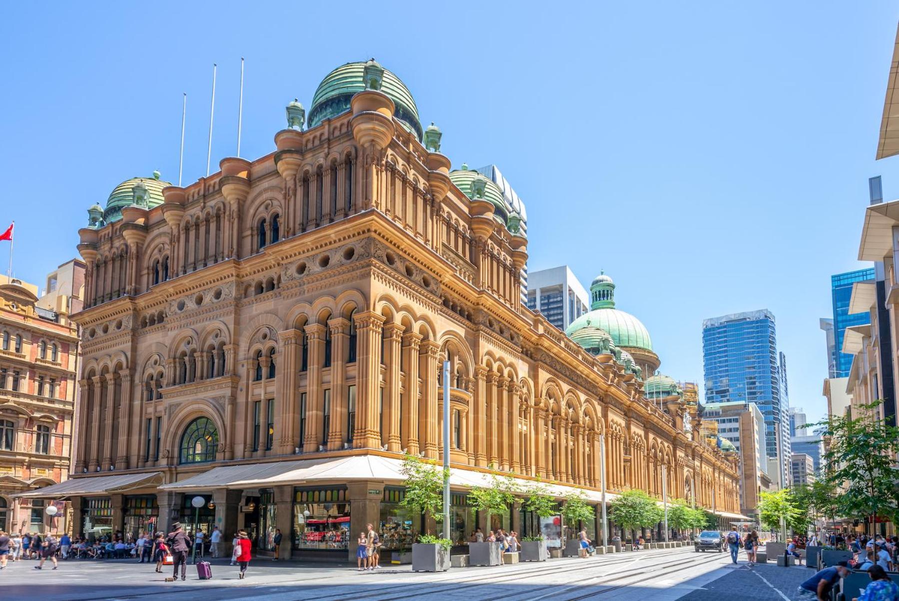 Luxury 2BR 2BA, Harbour Views & Parking - 5 Min Walk to Town Hall & Darling Harbour
