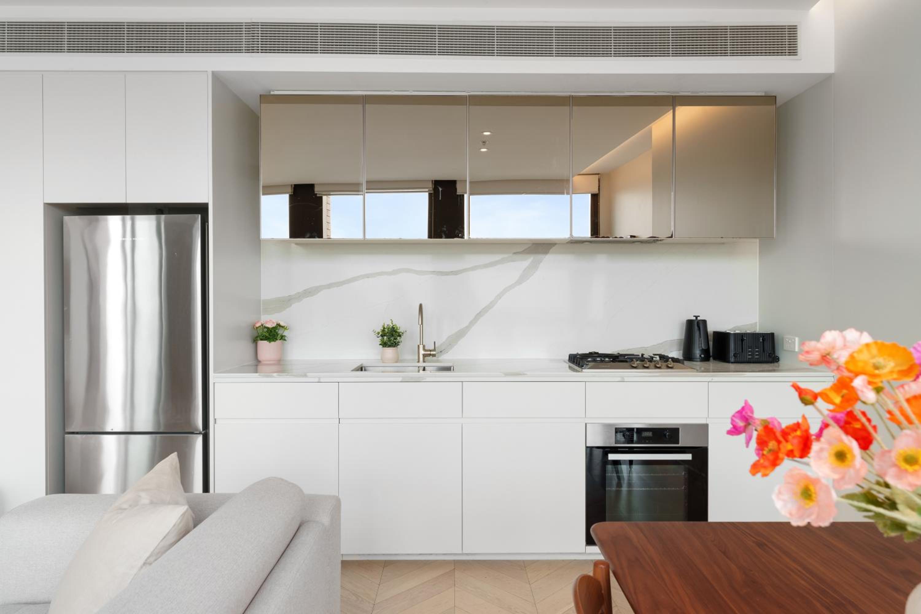 Luxury 2BR 2BA, Harbour Views & Parking - 5 Min Walk to Town Hall & Darling Harbour