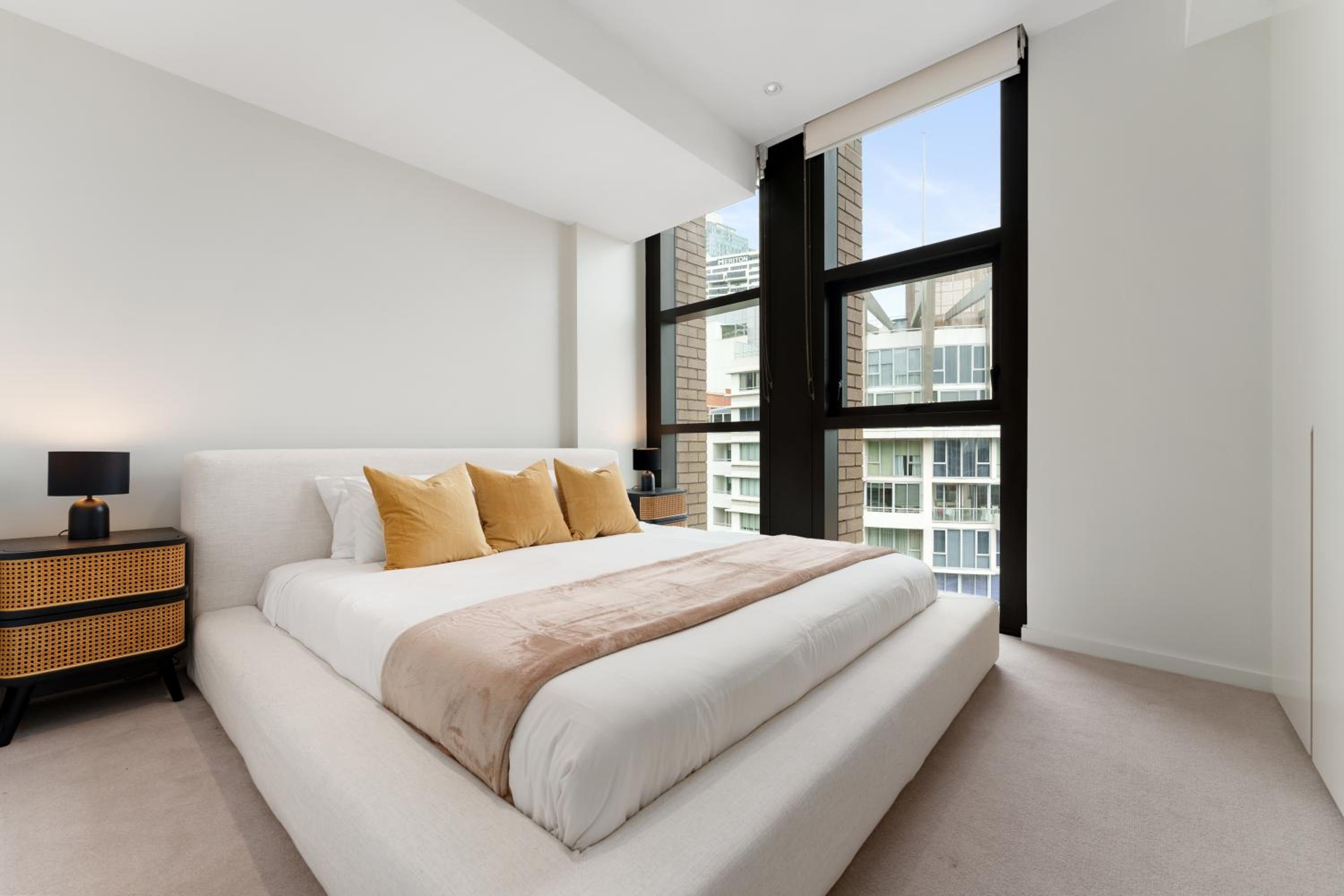 Luxury 2BR 2BA, Harbour Views & Parking - 5 Min Walk to Town Hall & Darling Harbour