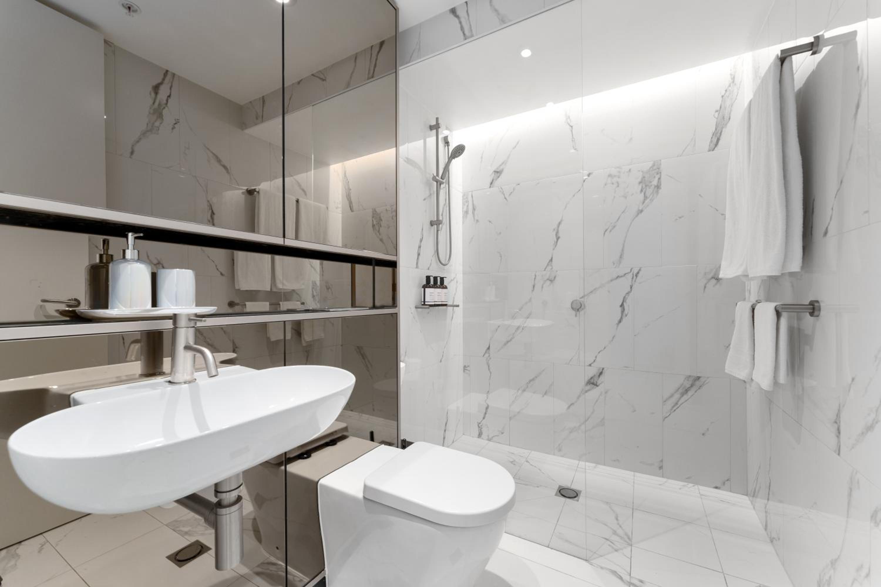 Luxury 2BR 2BA, Harbour Views & Parking - 5 Min Walk to Town Hall & Darling Harbour