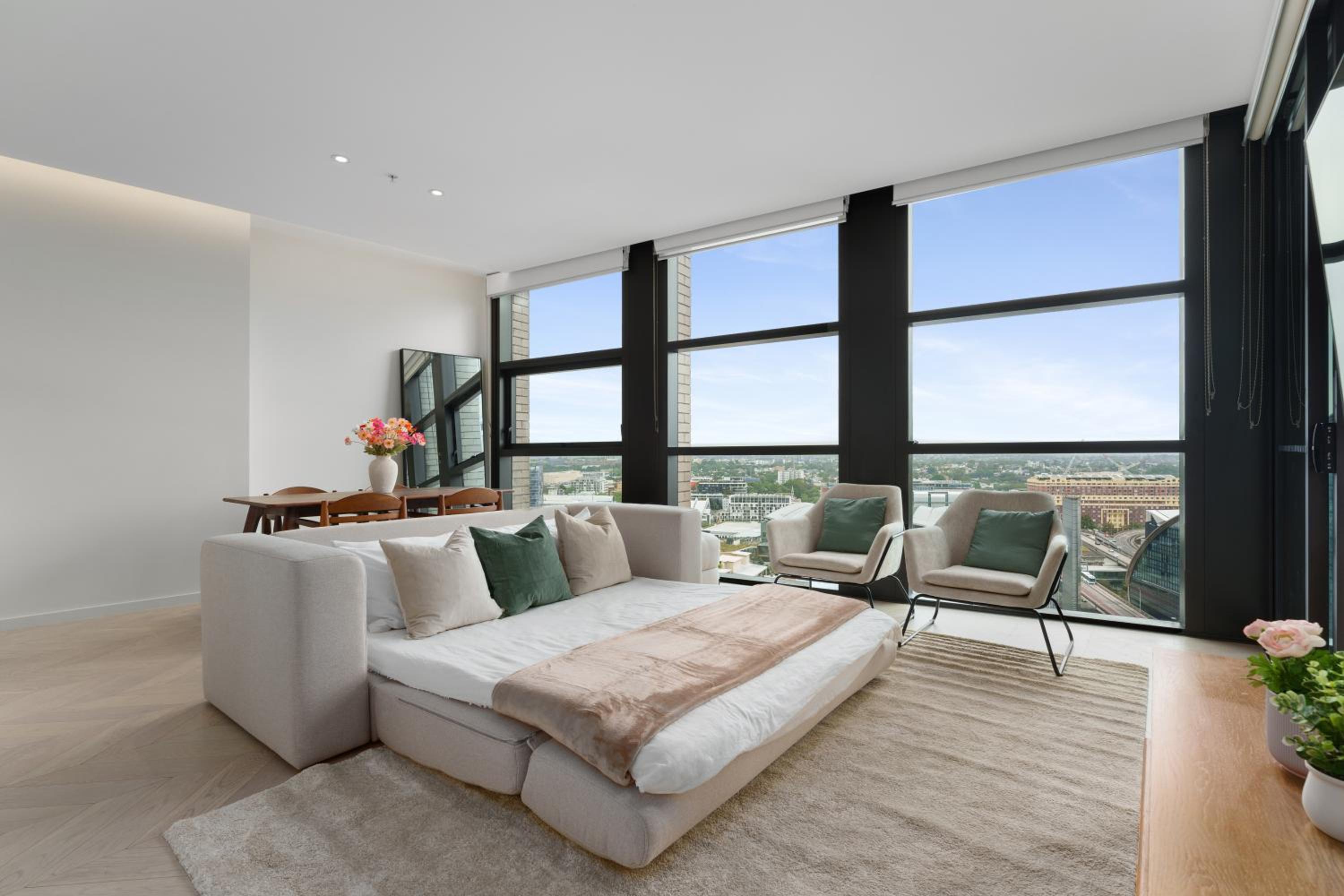 Luxury 2BR 2BA, Harbour Views & Parking - 5 Min Walk to Town Hall & Darling Harbour