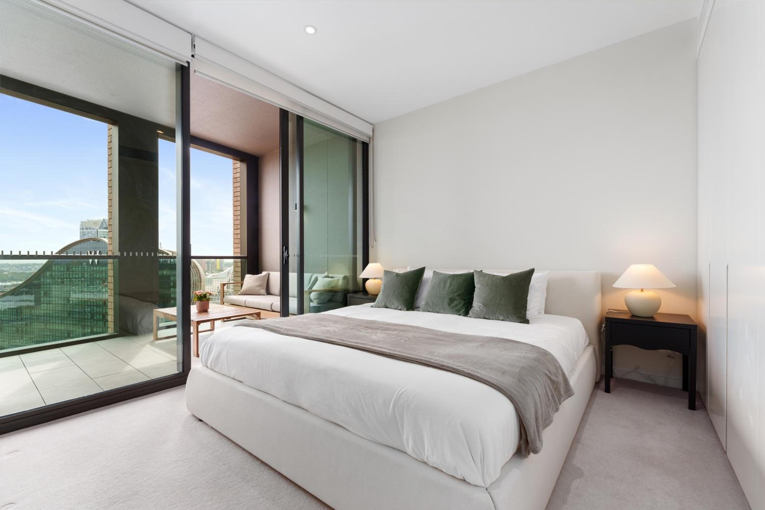Luxury 2BR 2BA, Harbour Views & Parking - 5 Min Walk to Town Hall & Darling Harbour
