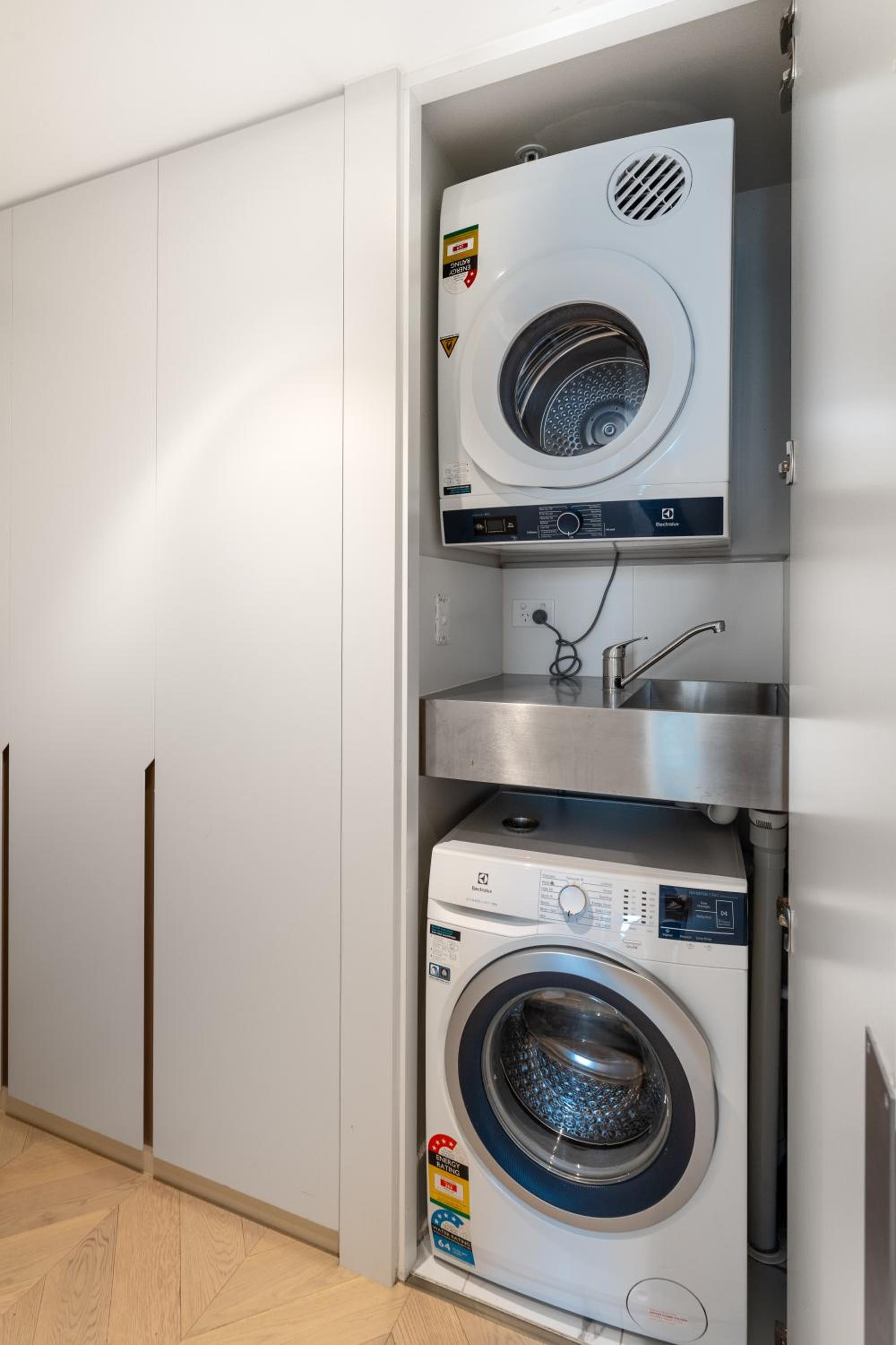 Luxury 2BR 2BA, Harbour Views & Parking - 5 Min Walk to Town Hall & Darling Harbour