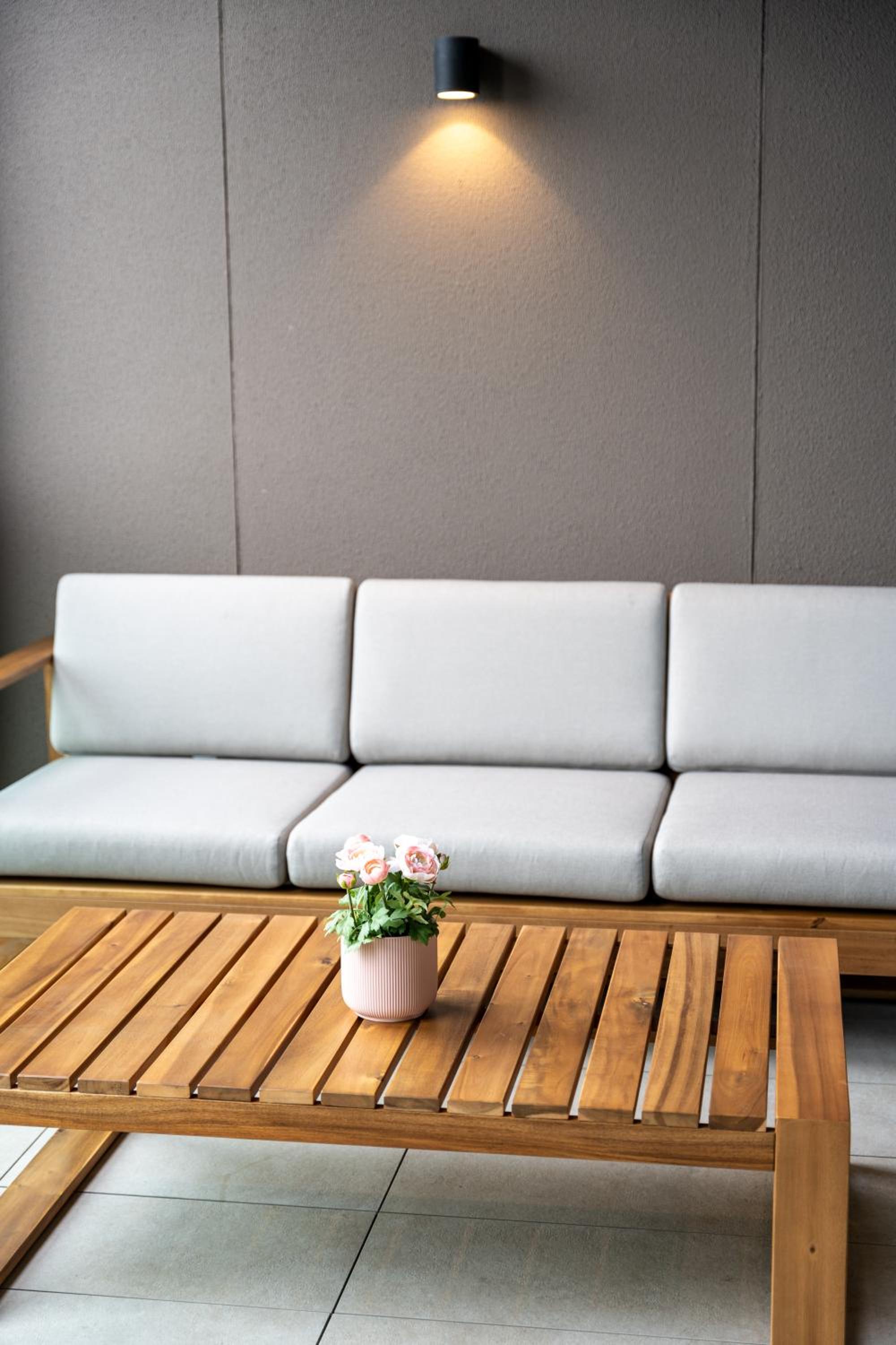 Luxury 2BR 2BA, Harbour Views & Parking - 5 Min Walk to Town Hall & Darling Harbour