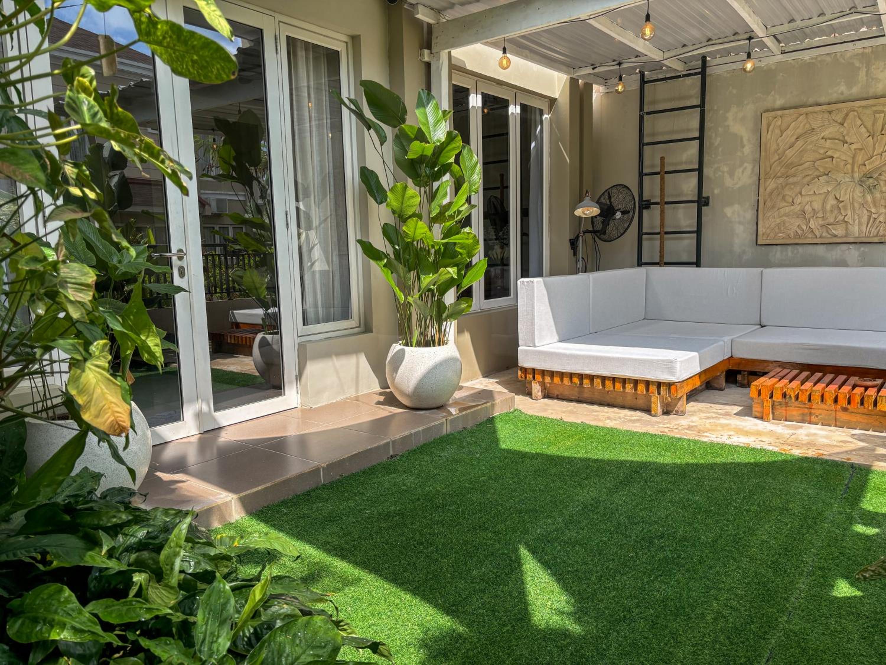 Cozy Botanical Garden House view 5