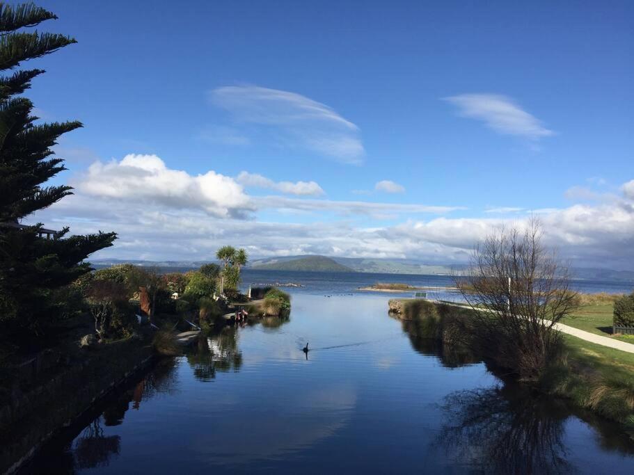 Authentic Kiwi Lodge by the Lake