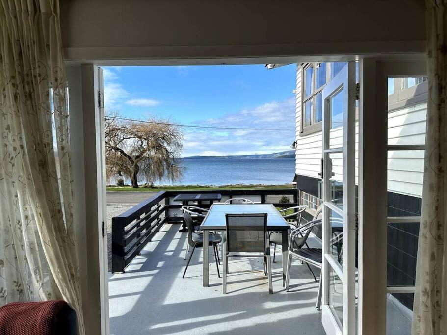 Authentic Kiwi Lodge by the Lake