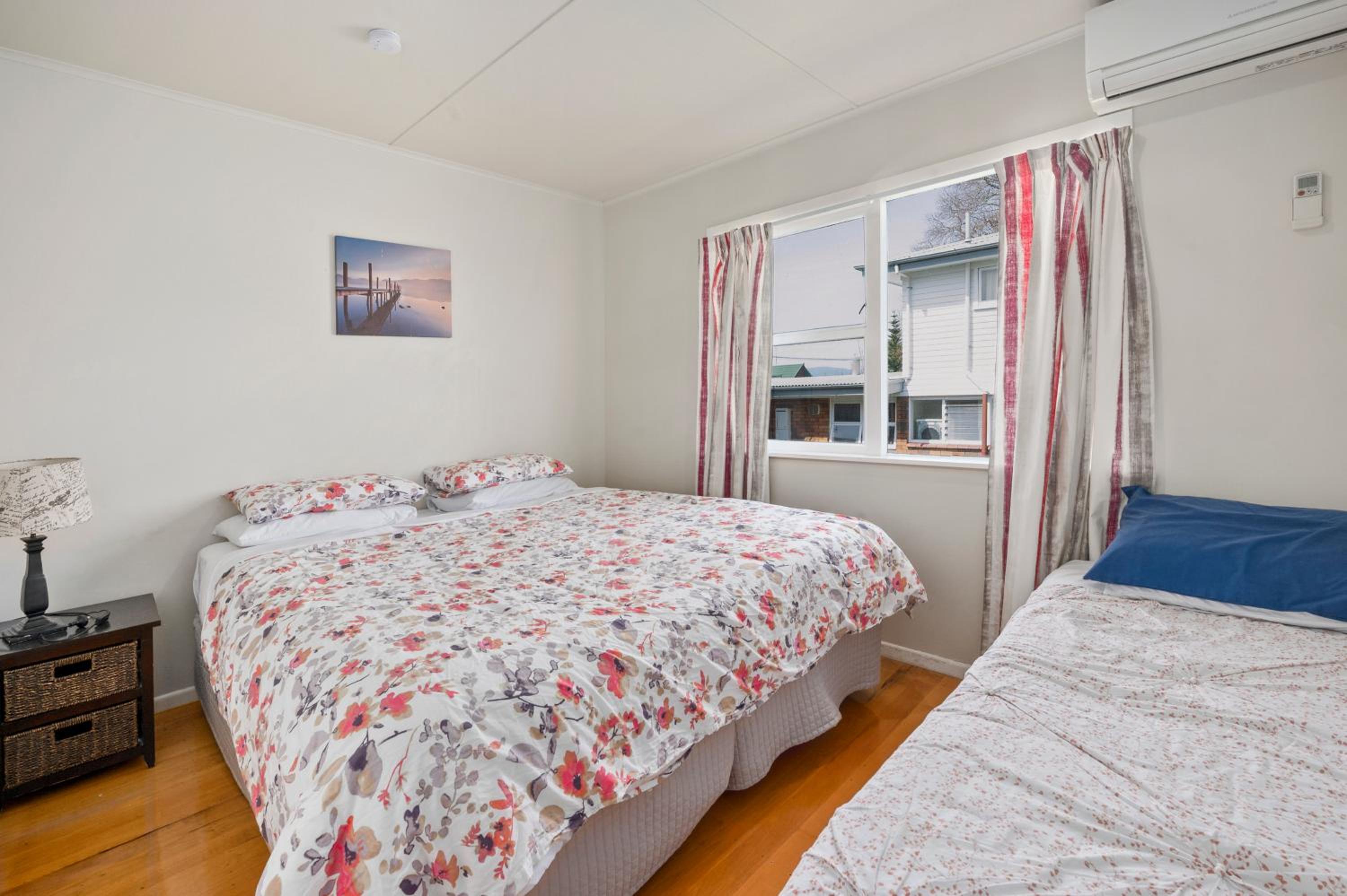 Authentic Kiwi Lodge by the Lake