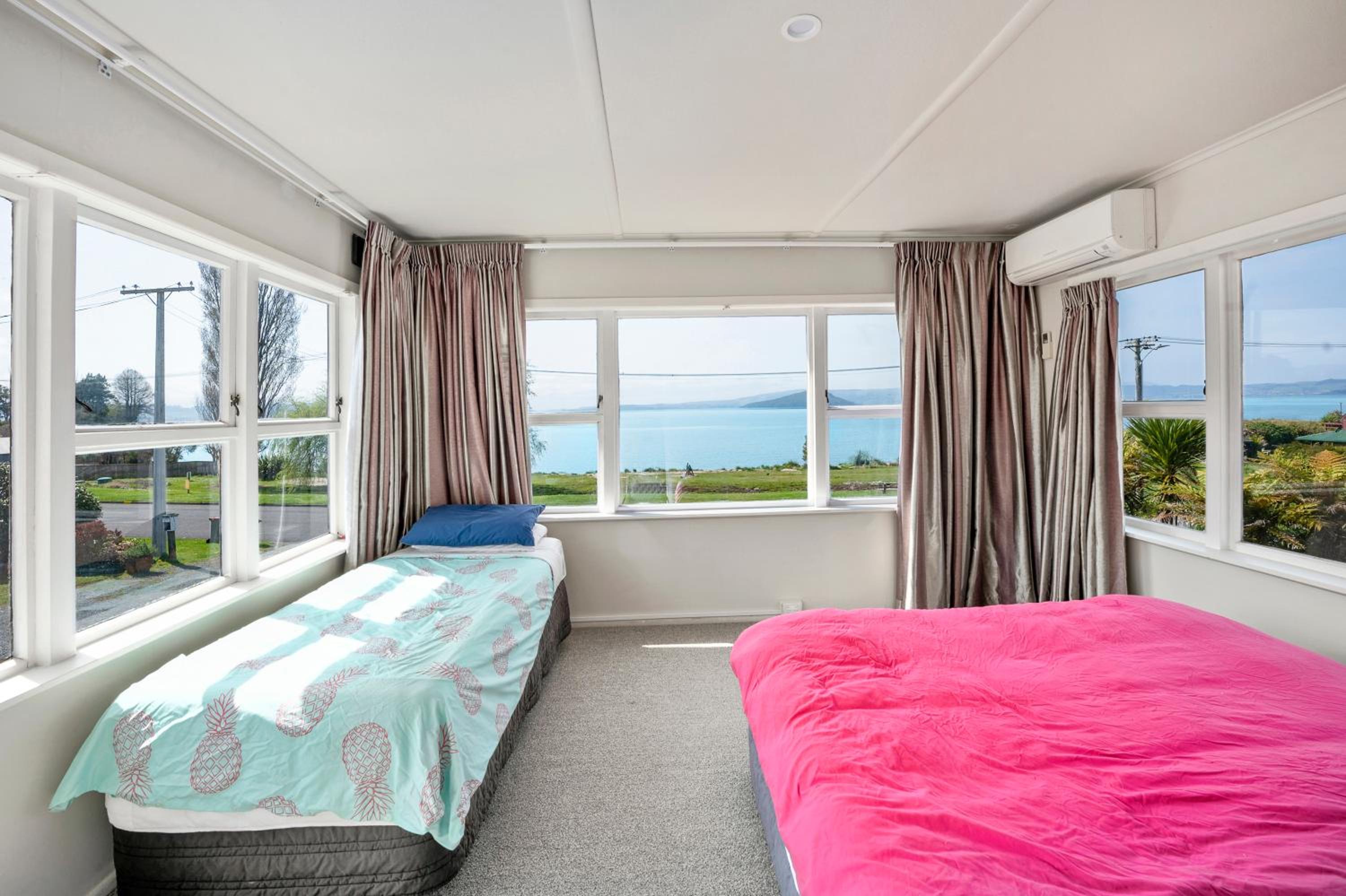 Authentic Kiwi Lodge by the Lake