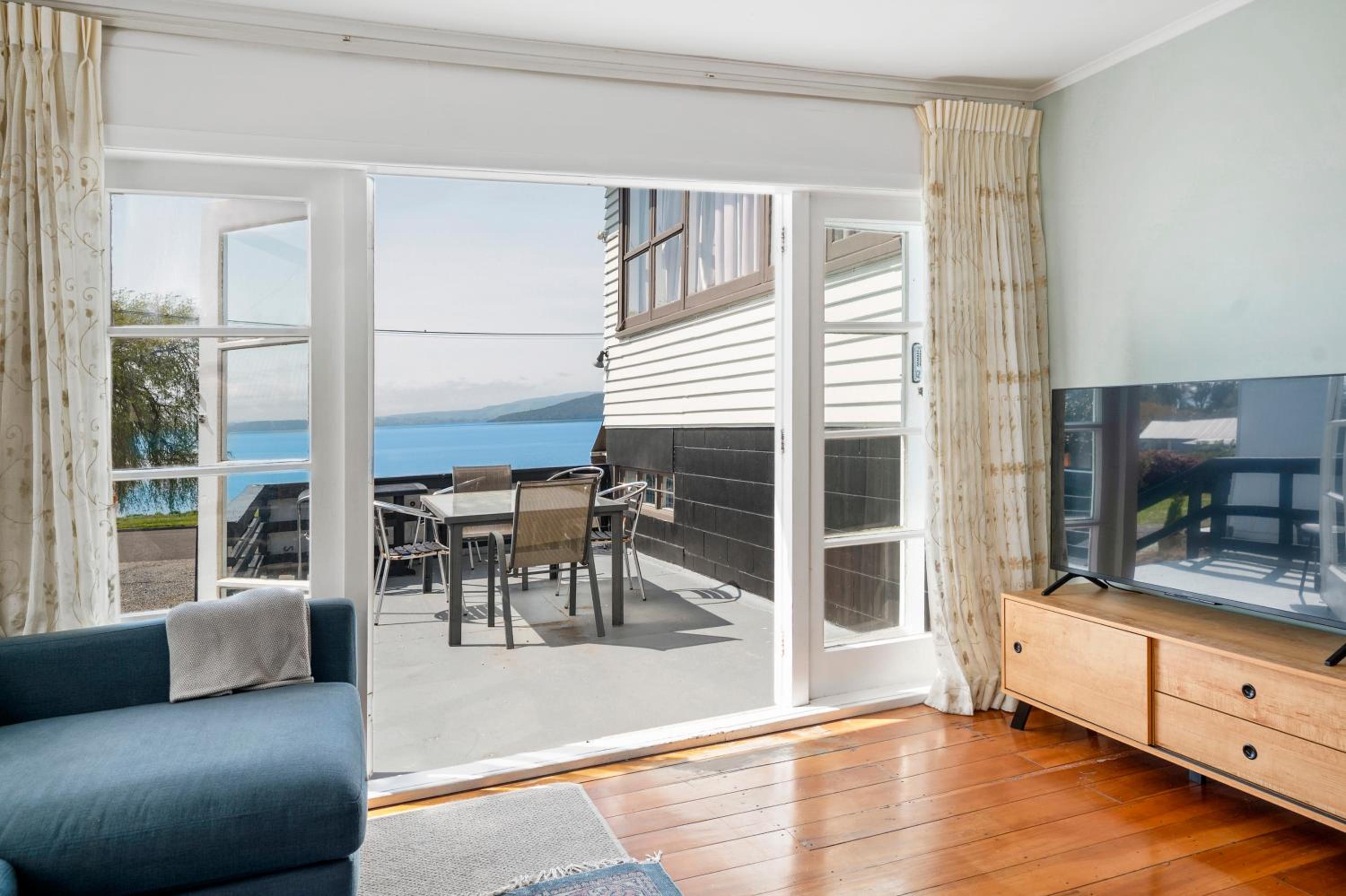 Authentic Kiwi Lodge by the Lake