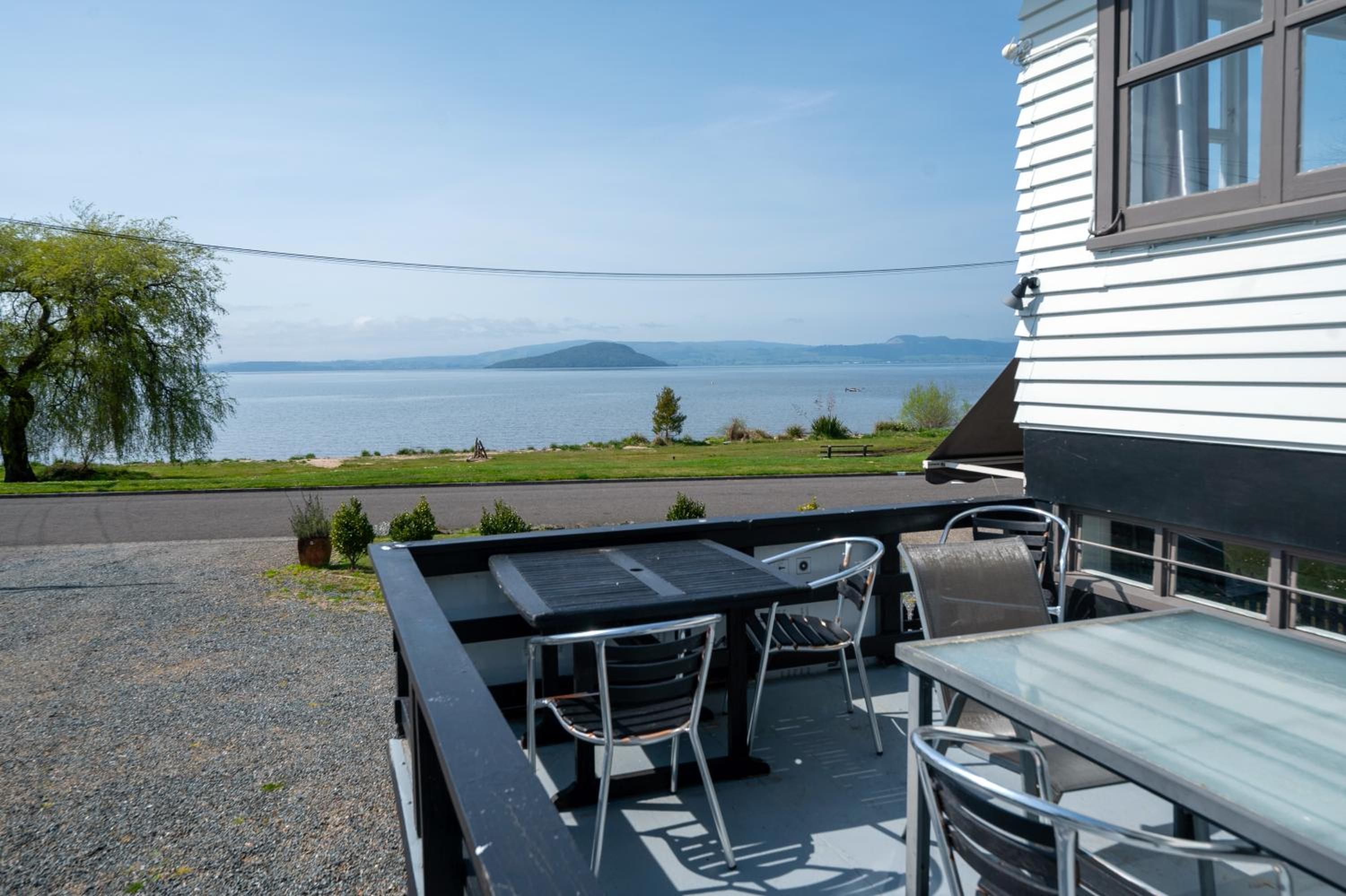 Authentic Kiwi Lodge by the Lake