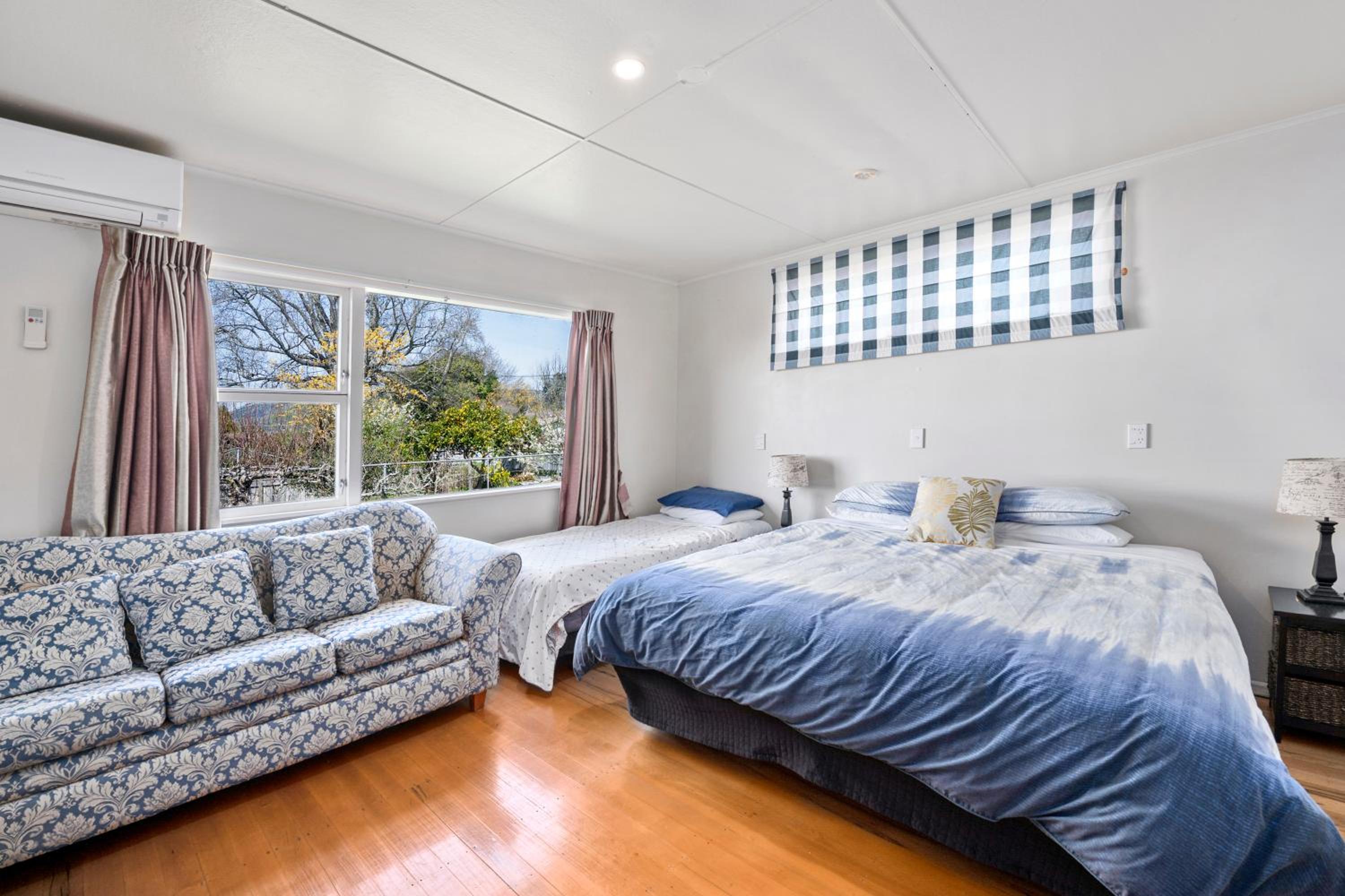 Authentic Kiwi Lodge by the Lake