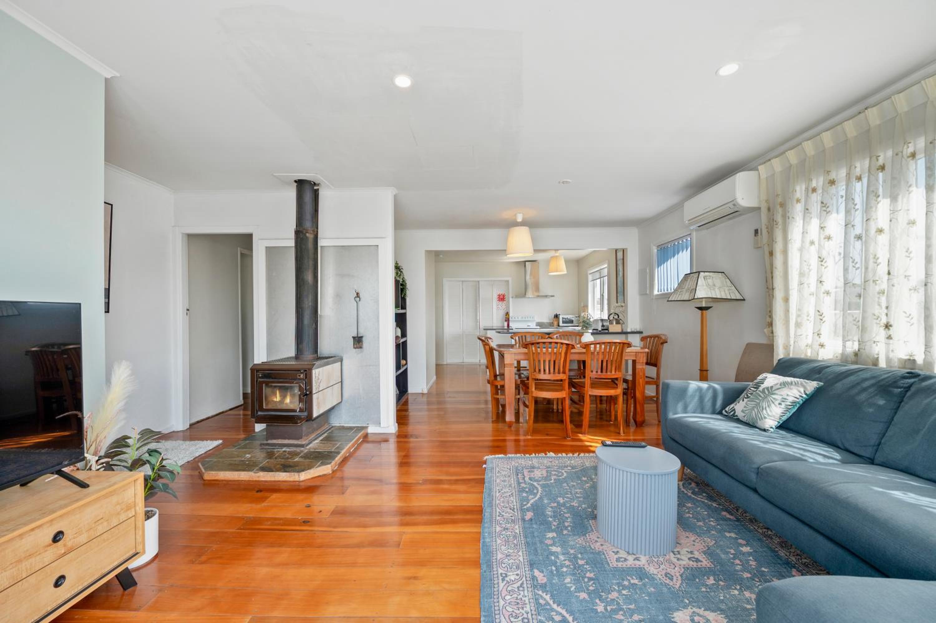 Authentic Kiwi Lodge by the Lake
