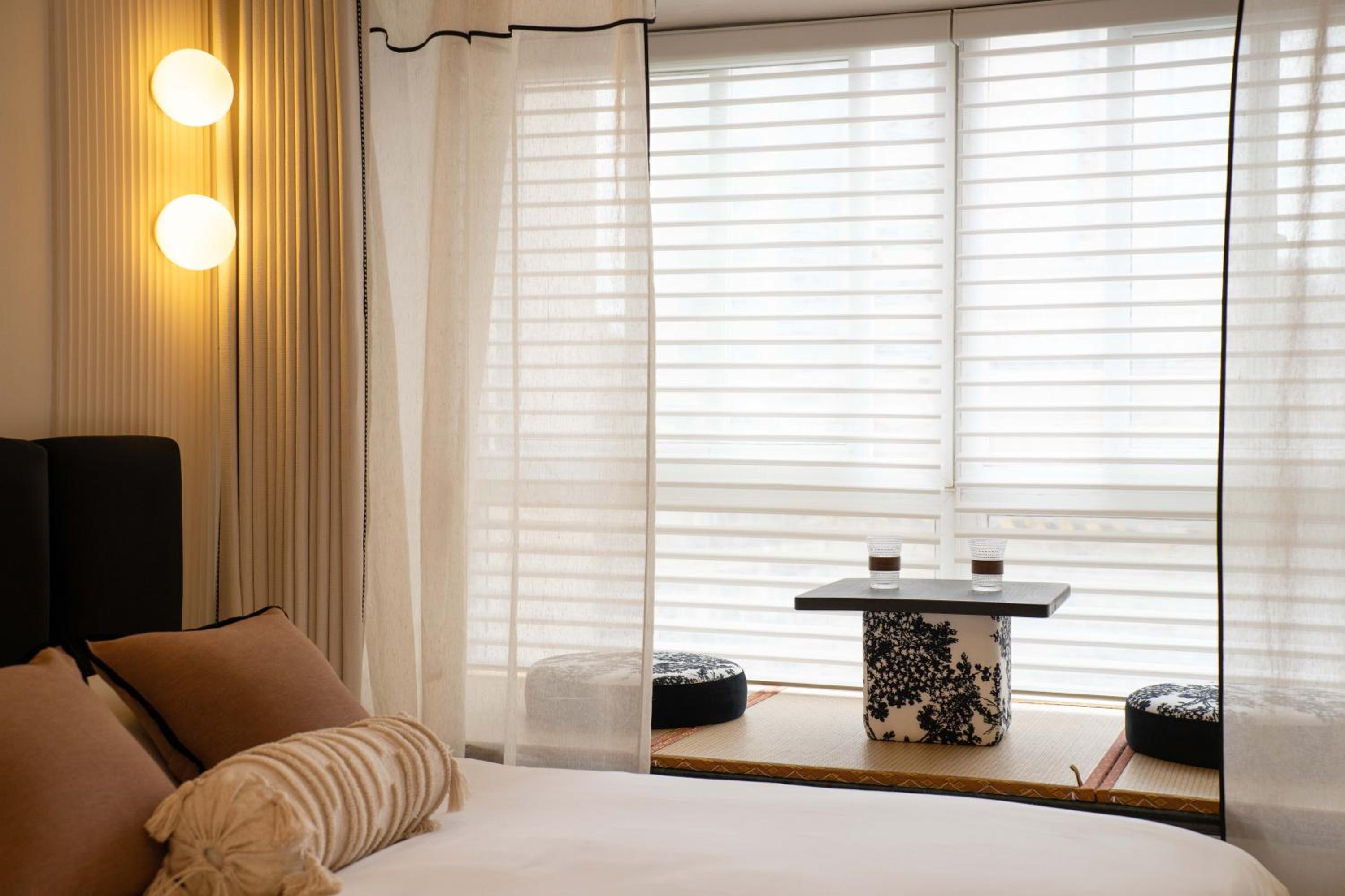 Molly House-Right on Nanjing East Road the Bund 2-Bedrooms with Elevator Apart ment Near the subway