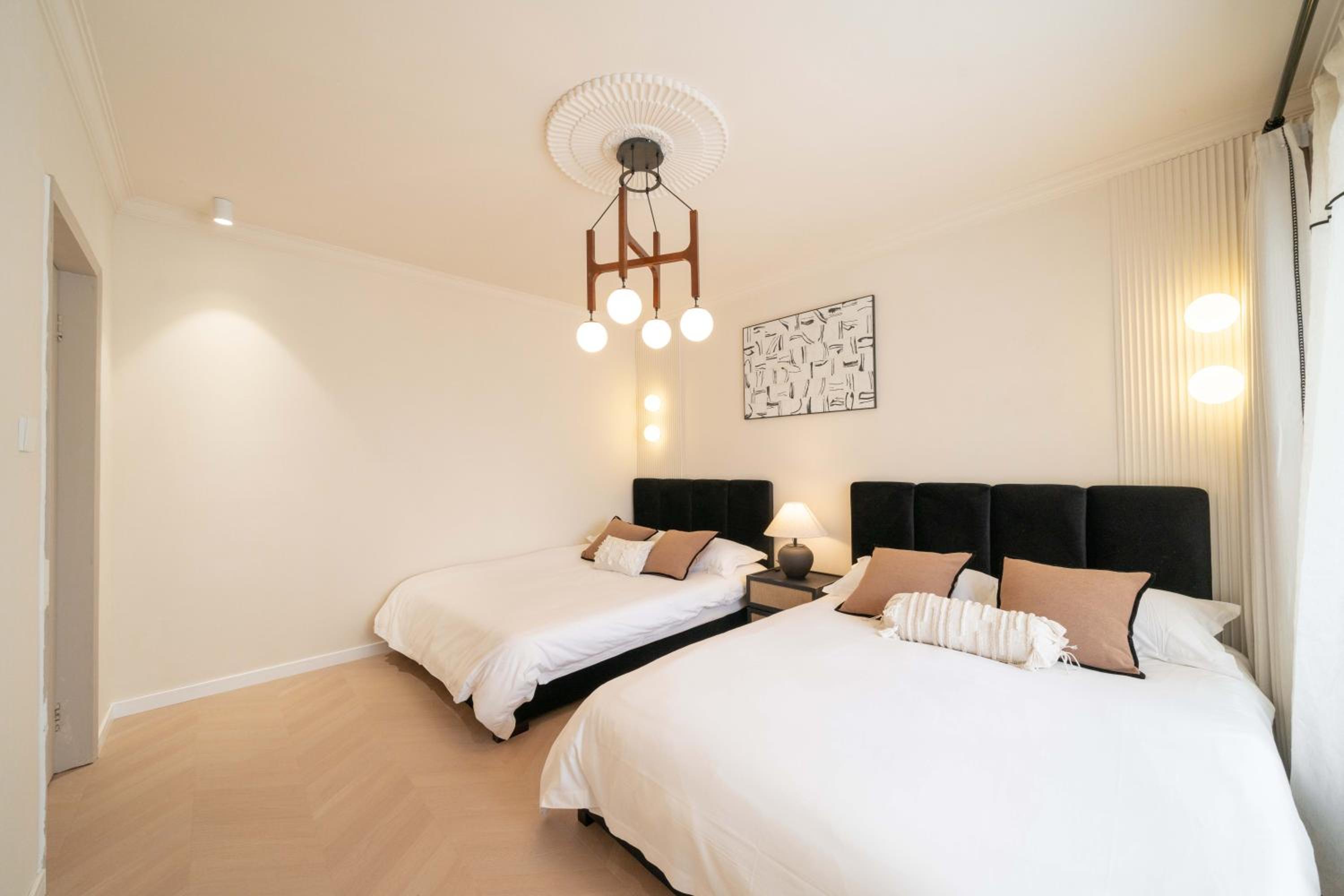 Molly House-Right on Nanjing East Road the Bund 2-Bedrooms with Elevator Apart ment Near the subway