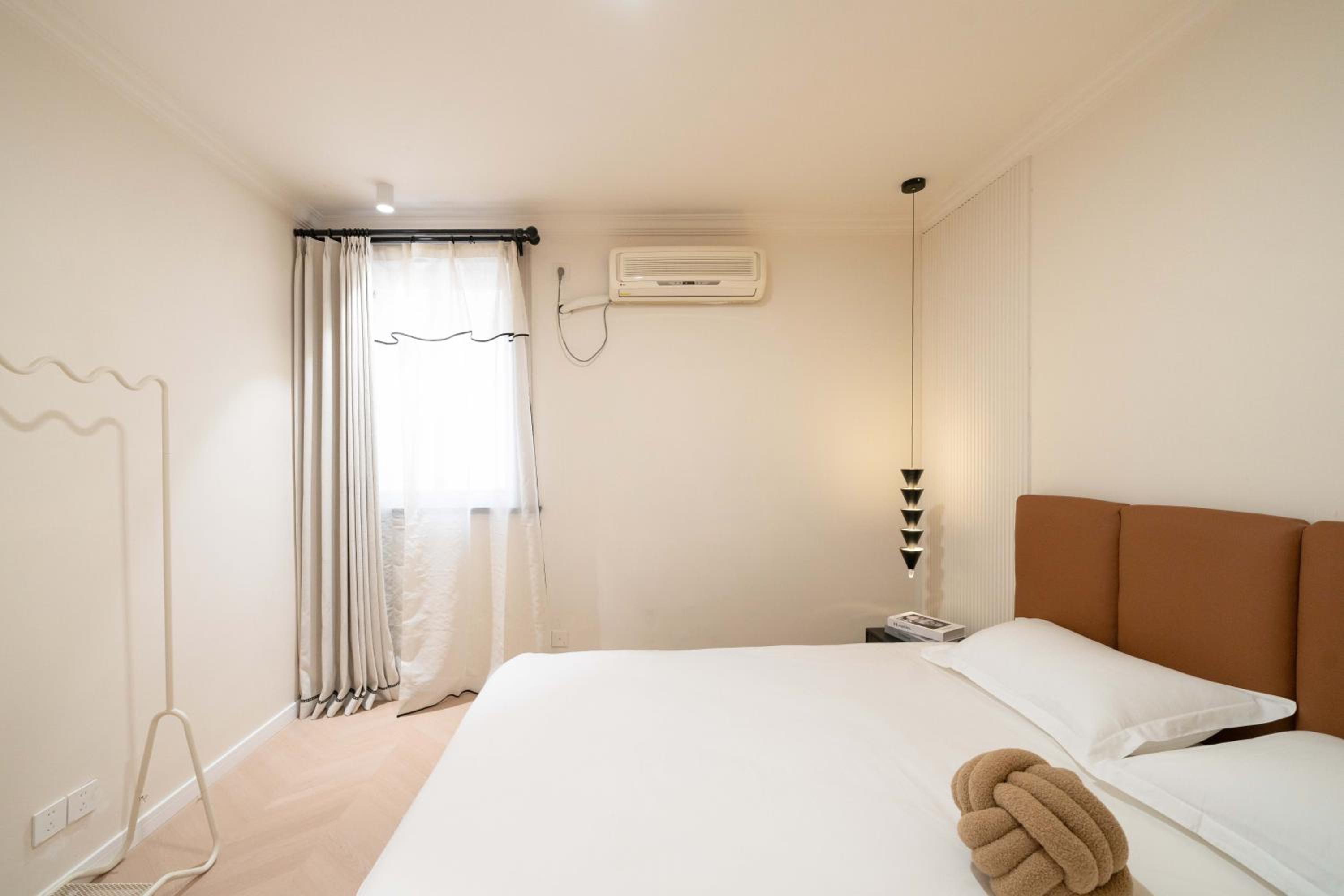 Molly House-Right on Nanjing East Road the Bund 2-Bedrooms with Elevator Apart ment Near the subway