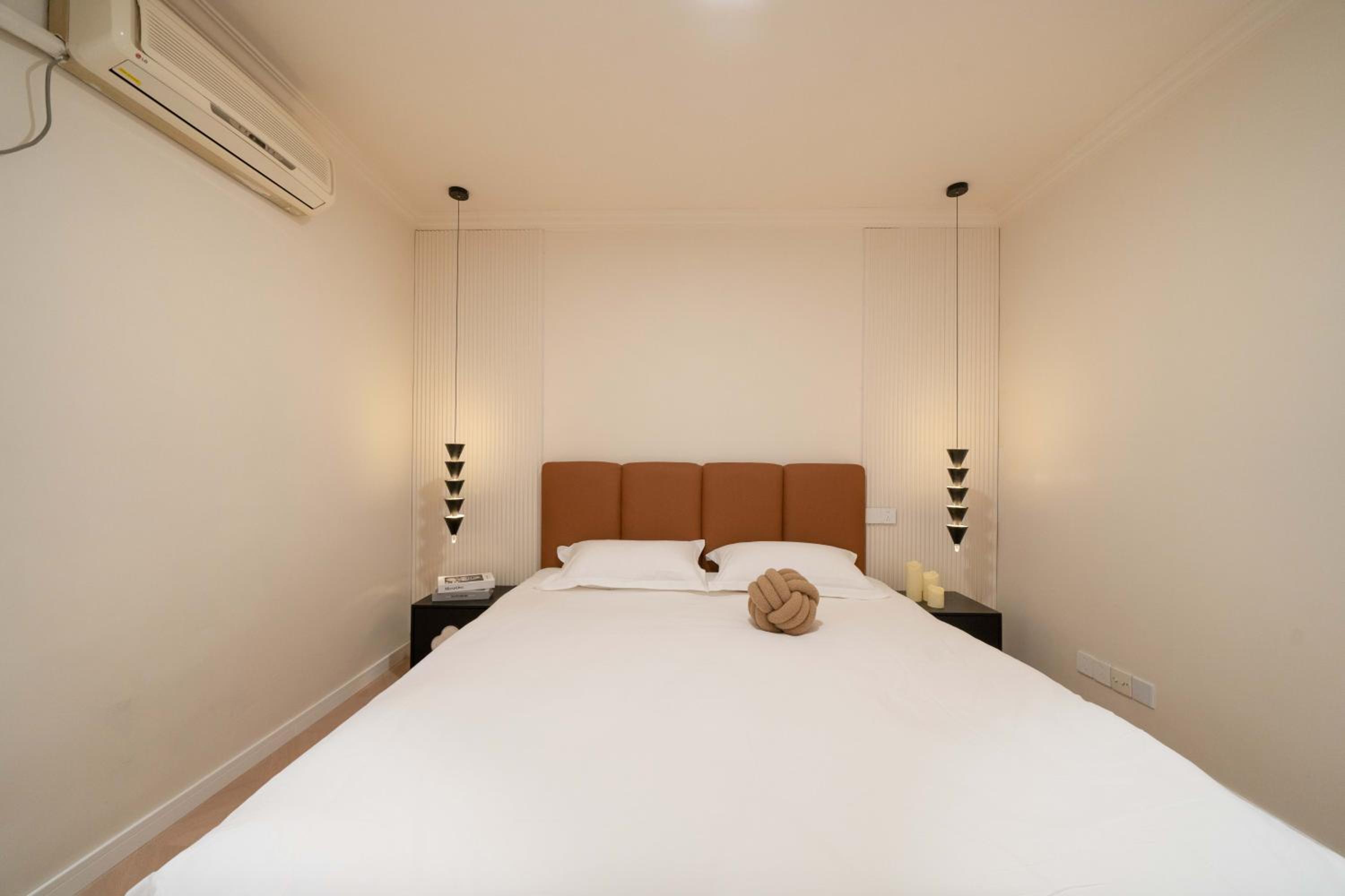 Molly House-Right on Nanjing East Road the Bund 2-Bedrooms with Elevator Apart ment Near the subway