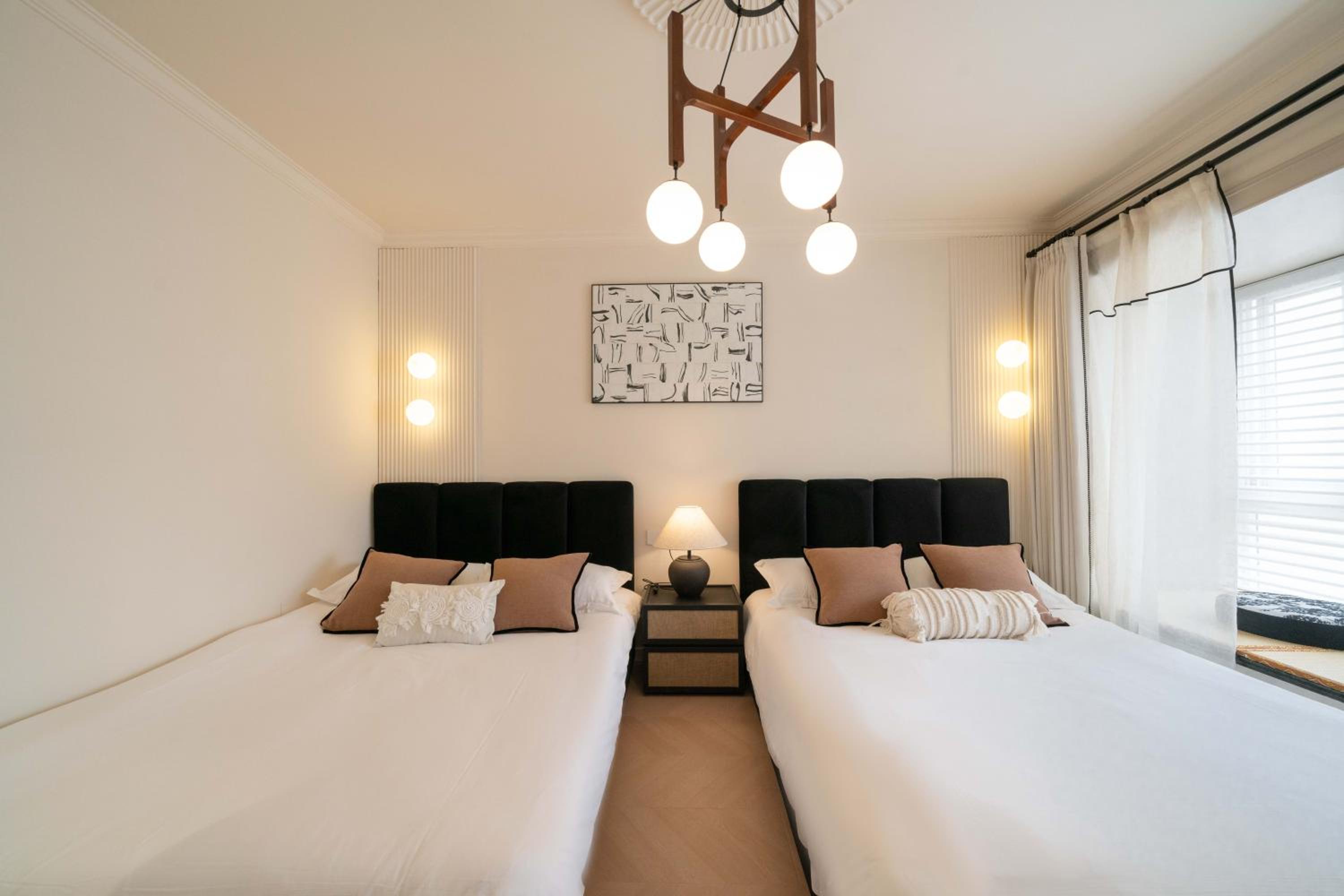 Molly House-Right on Nanjing East Road the Bund 2-Bedrooms with Elevator Apart ment Near the subway