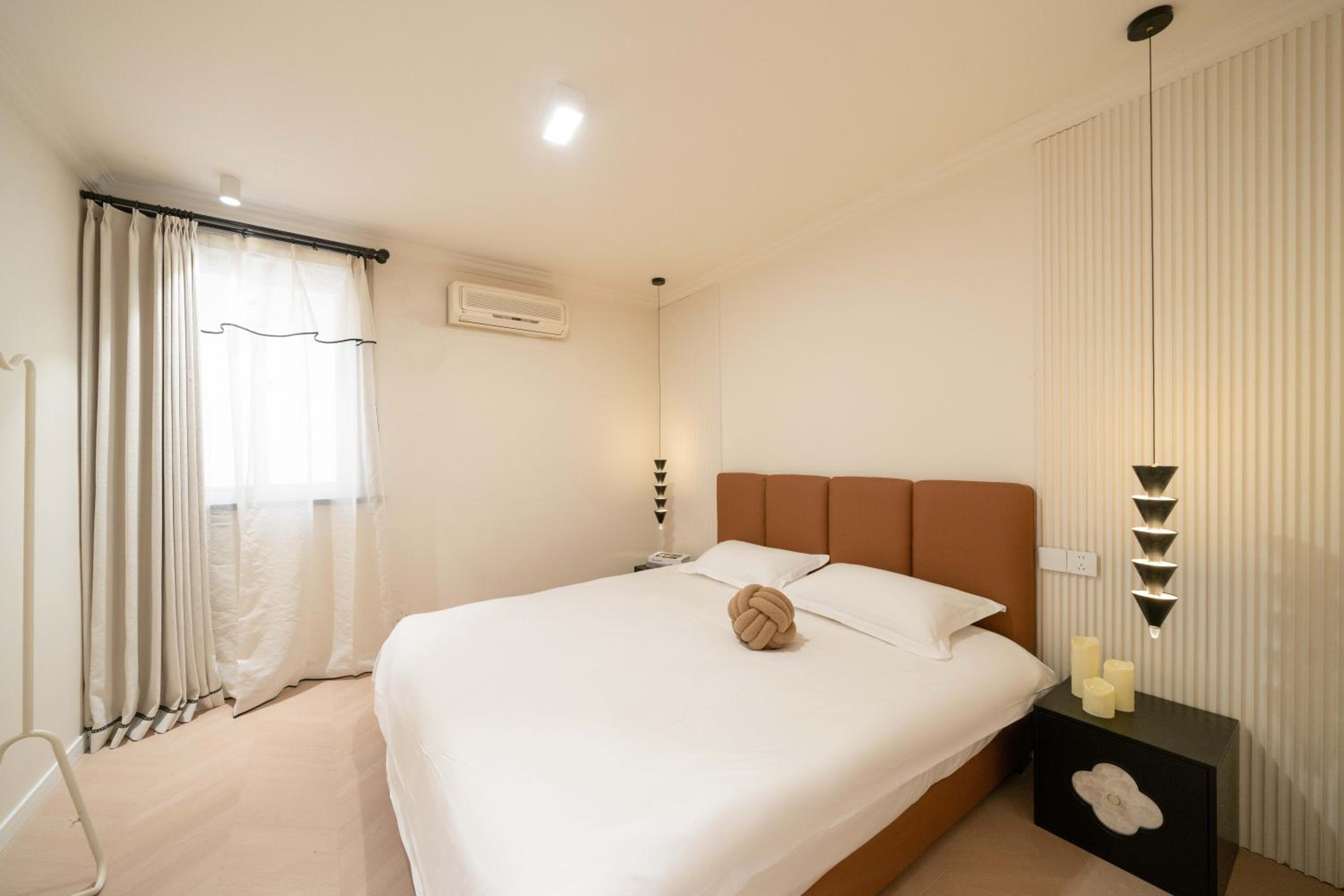 Molly House-Right on Nanjing East Road the Bund 2-Bedrooms with Elevator Apart ment Near the subway