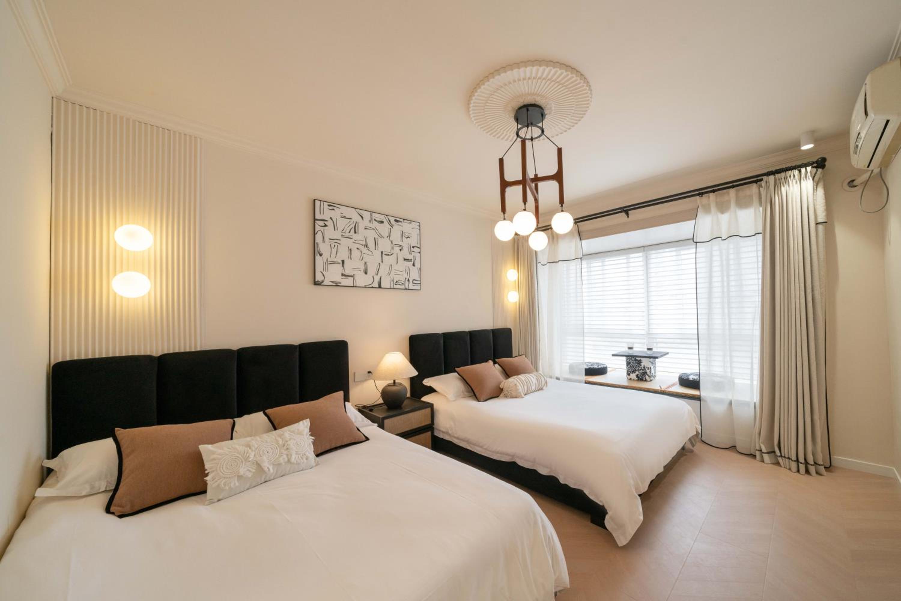 Molly House-Right on Nanjing East Road the Bund 2-Bedrooms with Elevator Apart ment Near the subway