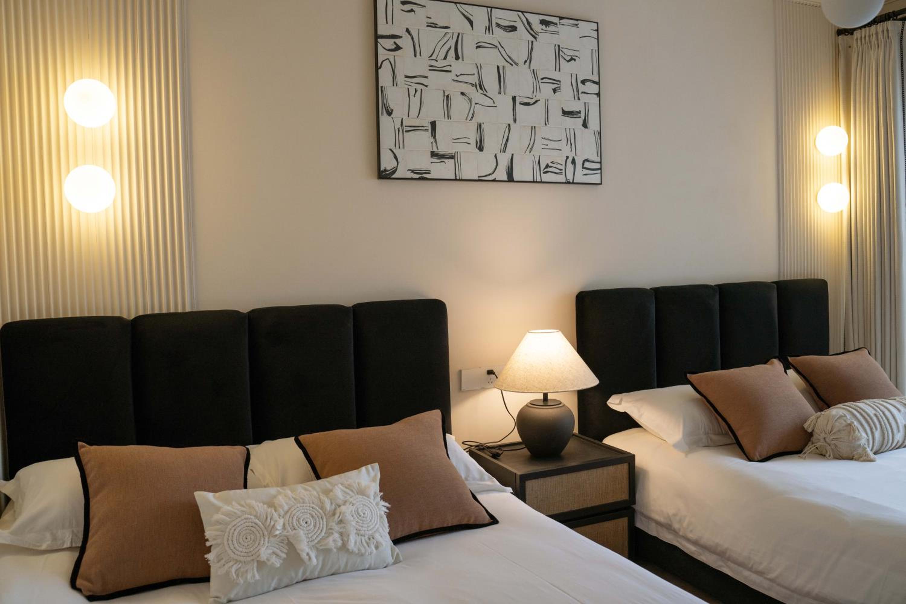 Molly House-Right on Nanjing East Road the Bund 2-Bedrooms with Elevator Apart ment Near the subway