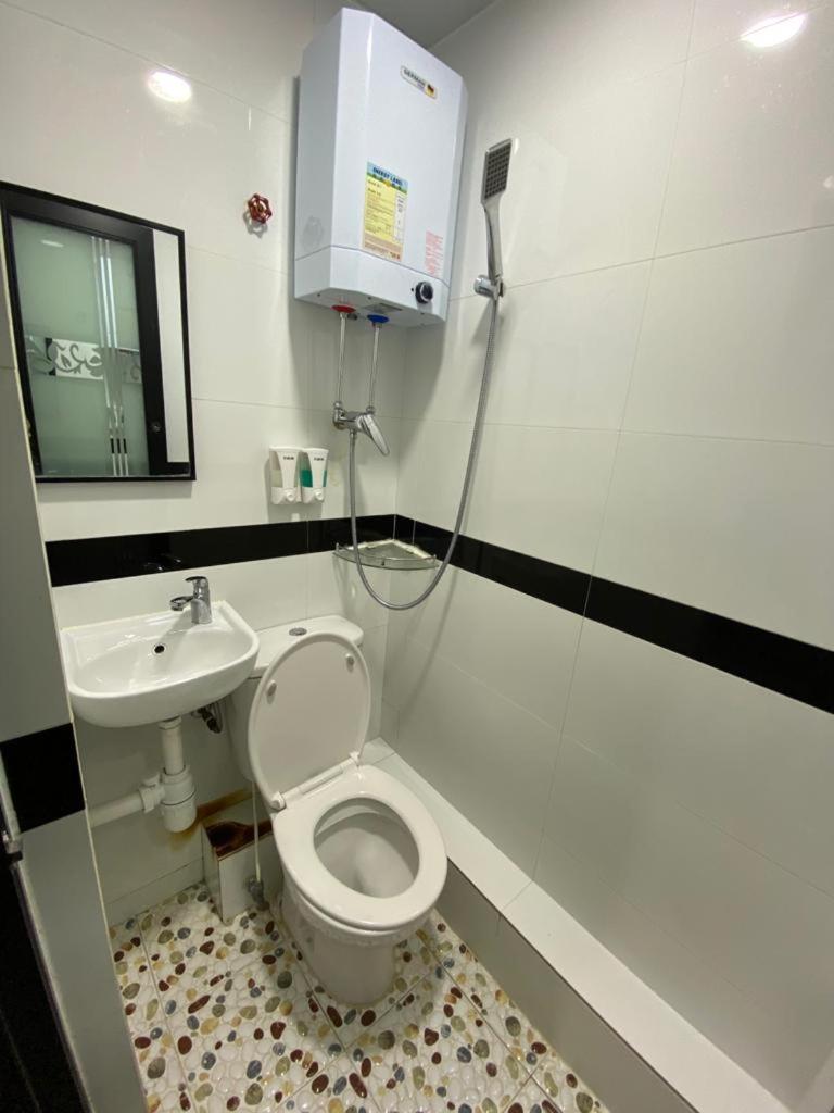 New Day Night Hostel RECEPTION 24 HOUR BLOCK D CHUNGKING MANSION TSIM SHA TSUI KOWLOONN
