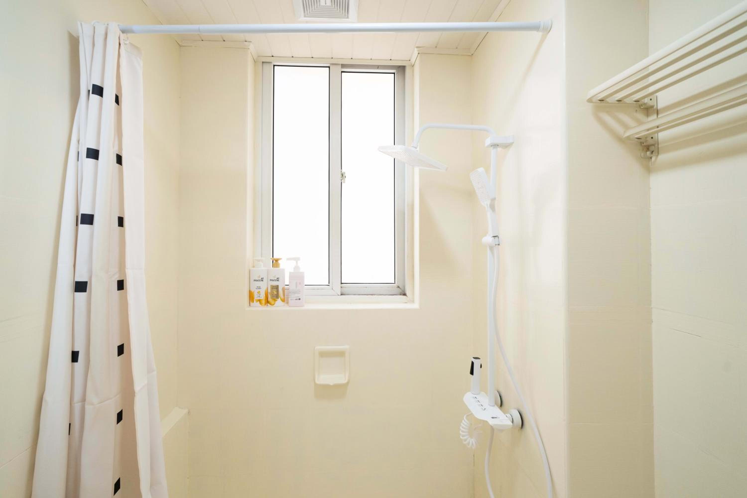 Molly House-Right on Nanjing East Road the Bund 2-Bedrooms with Elevator Apart ment Near the subway