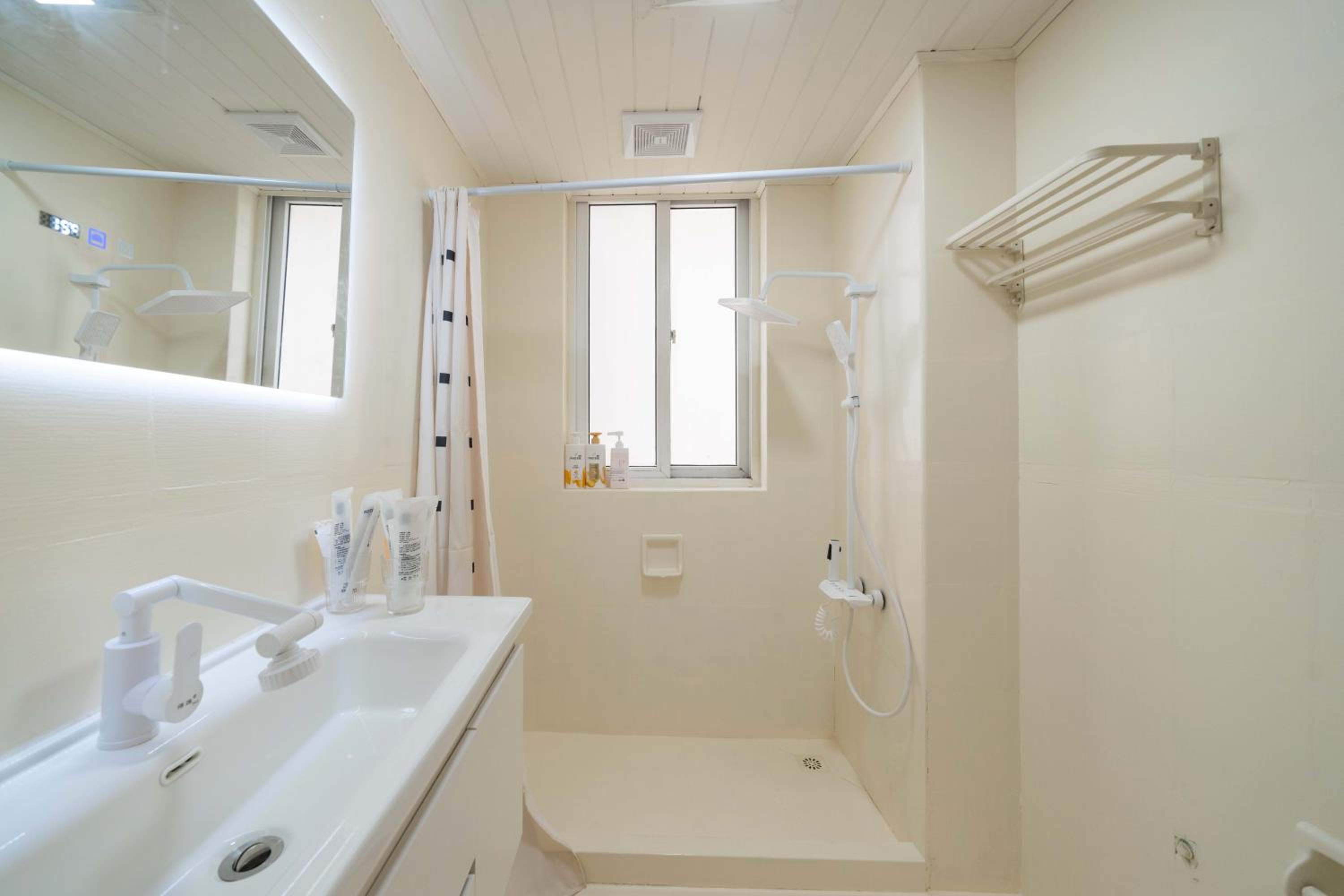 Molly House-Right on Nanjing East Road the Bund 2-Bedrooms with Elevator Apart ment Near the subway