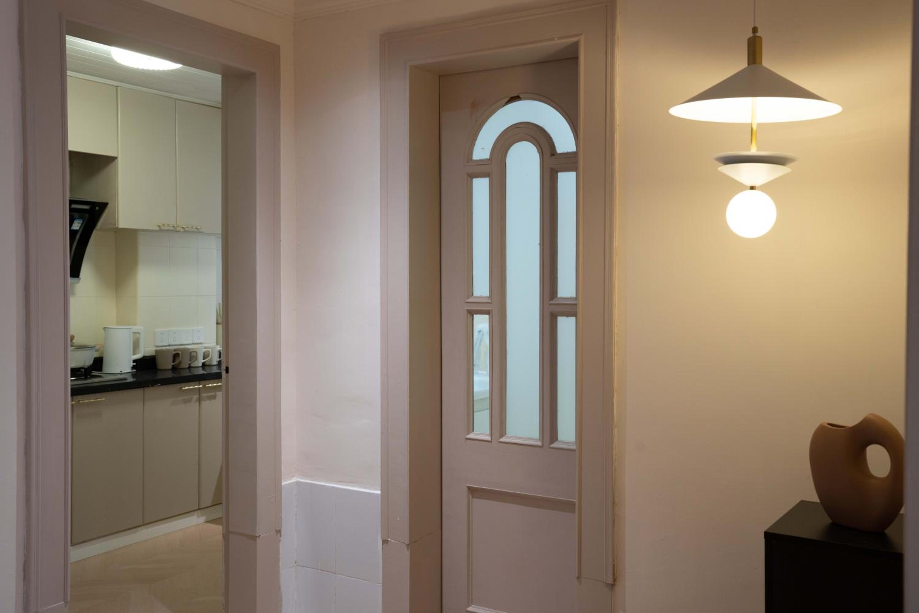 Molly House-Right on Nanjing East Road the Bund 2-Bedrooms with Elevator Apart ment Near the subway