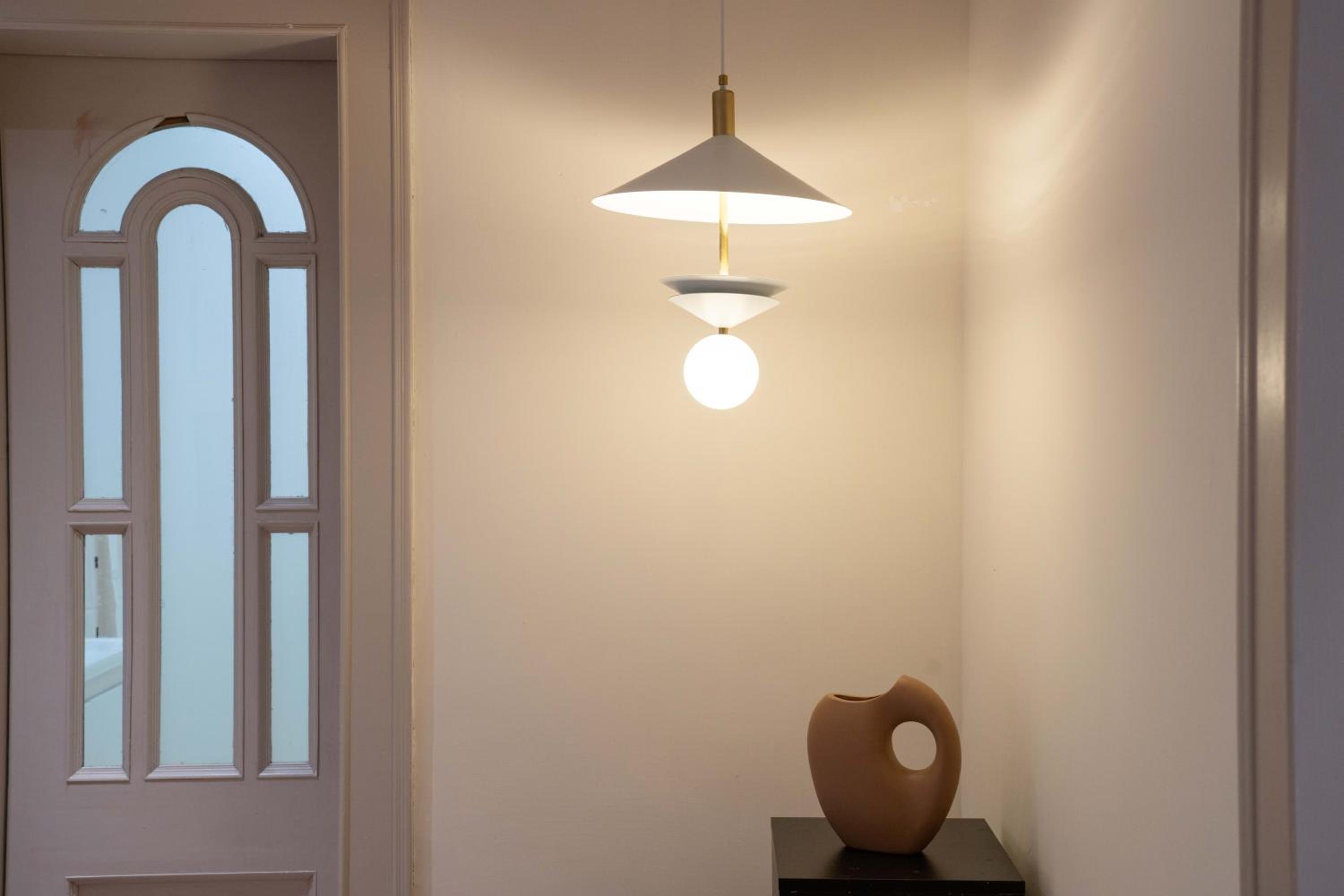 Molly House-Right on Nanjing East Road the Bund 2-Bedrooms with Elevator Apart ment Near the subway