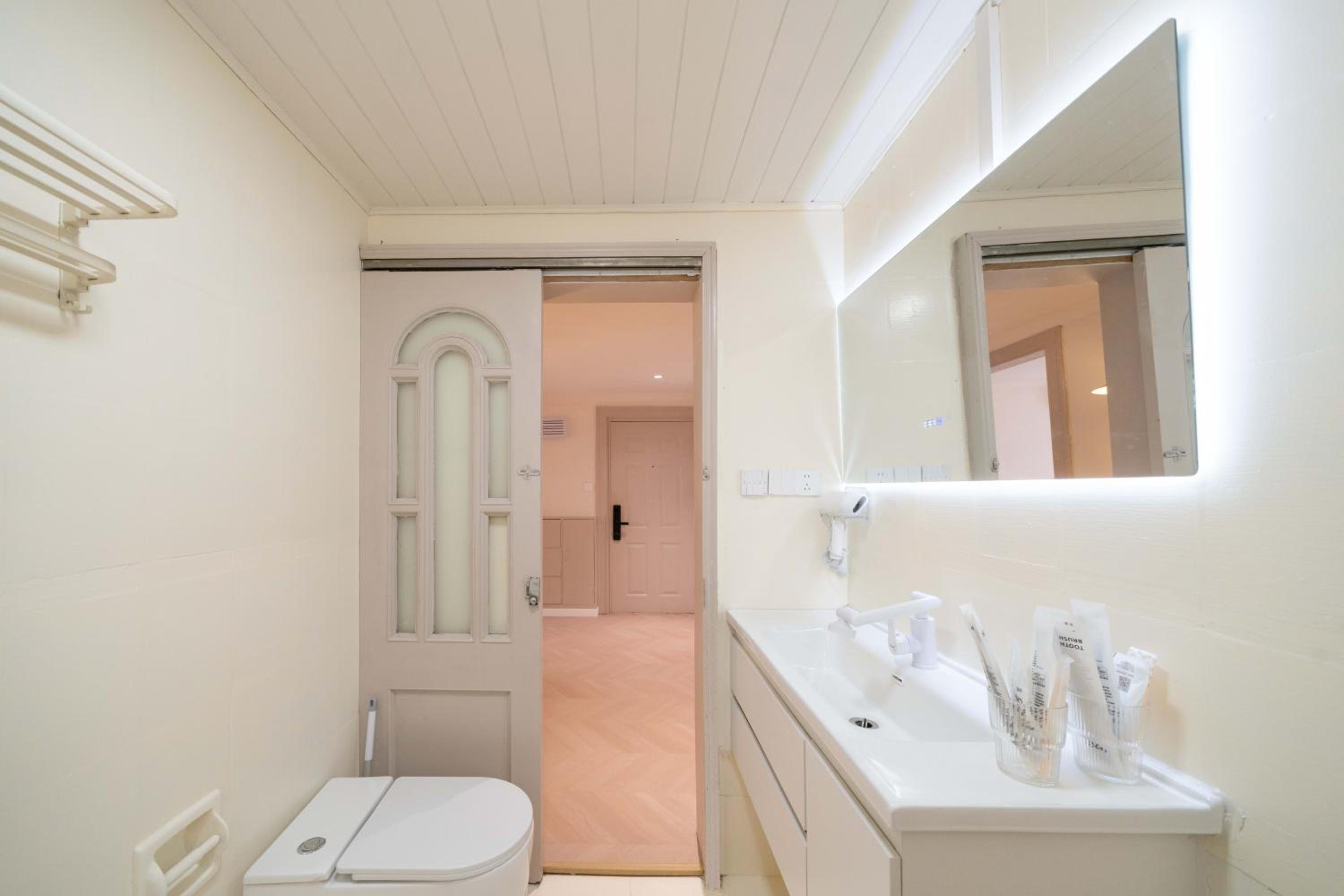 Molly House-Right on Nanjing East Road the Bund 2-Bedrooms with Elevator Apart ment Near the subway