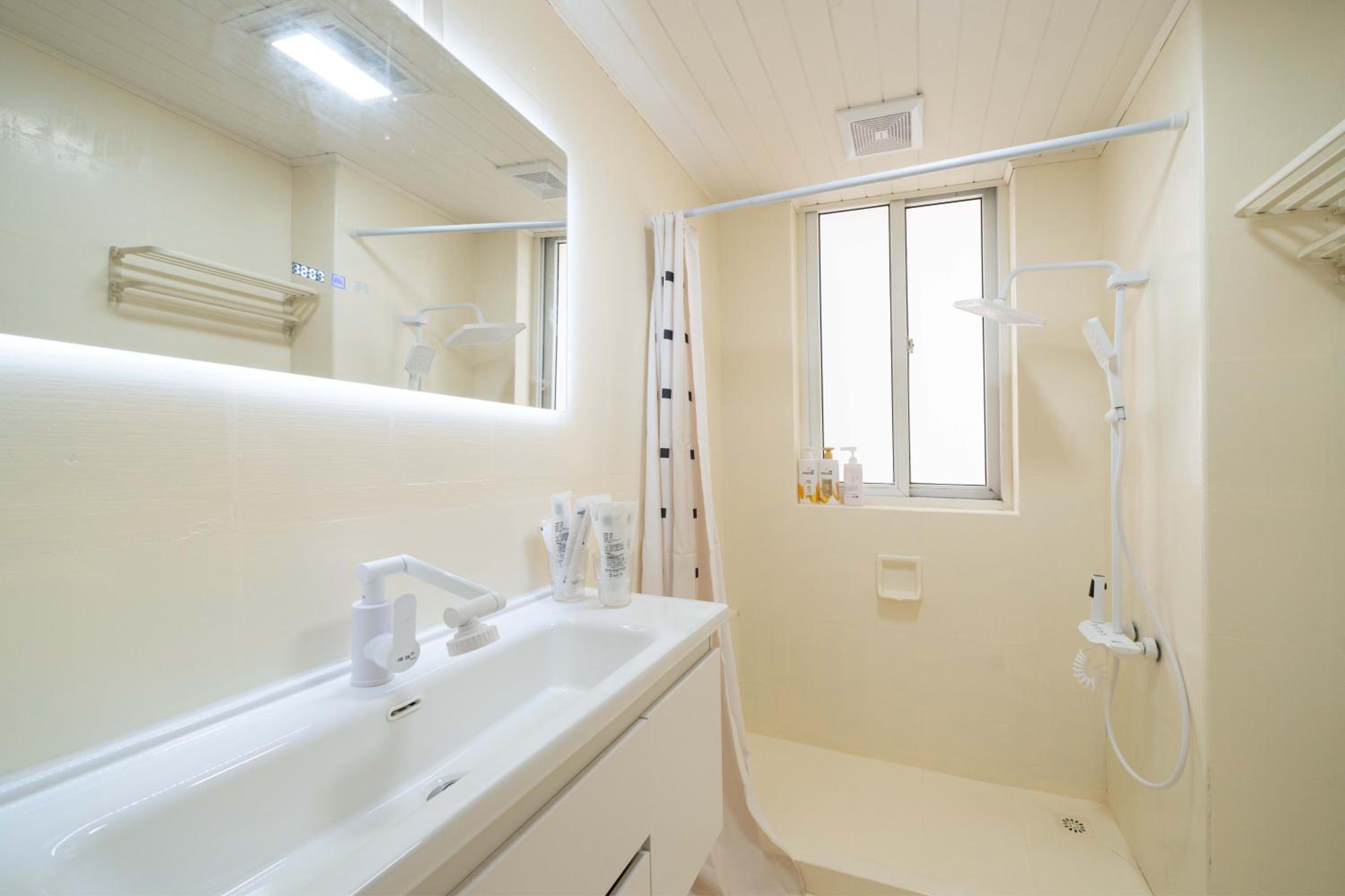 Molly House-Right on Nanjing East Road the Bund 2-Bedrooms with Elevator Apart ment Near the subway