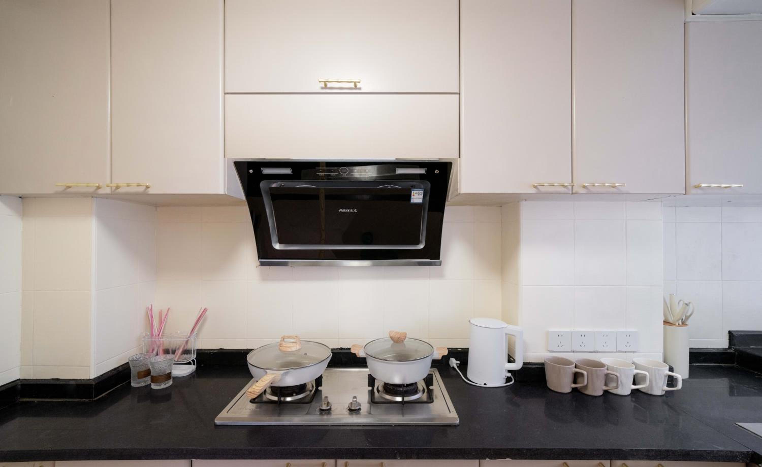 Molly House-Right on Nanjing East Road the Bund 2-Bedrooms with Elevator Apart ment Near the subway