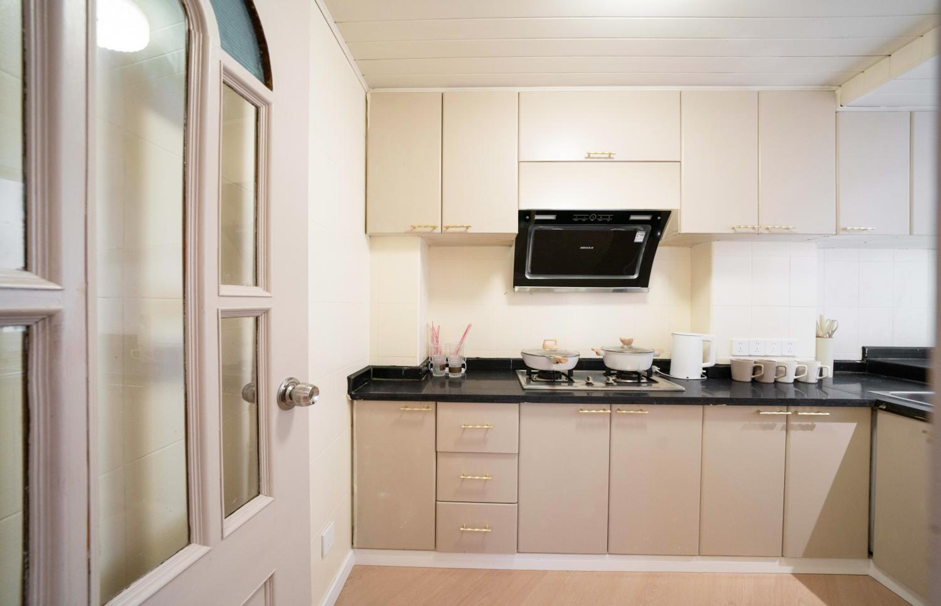 Molly House-Right on Nanjing East Road the Bund 2-Bedrooms with Elevator Apart ment Near the subway