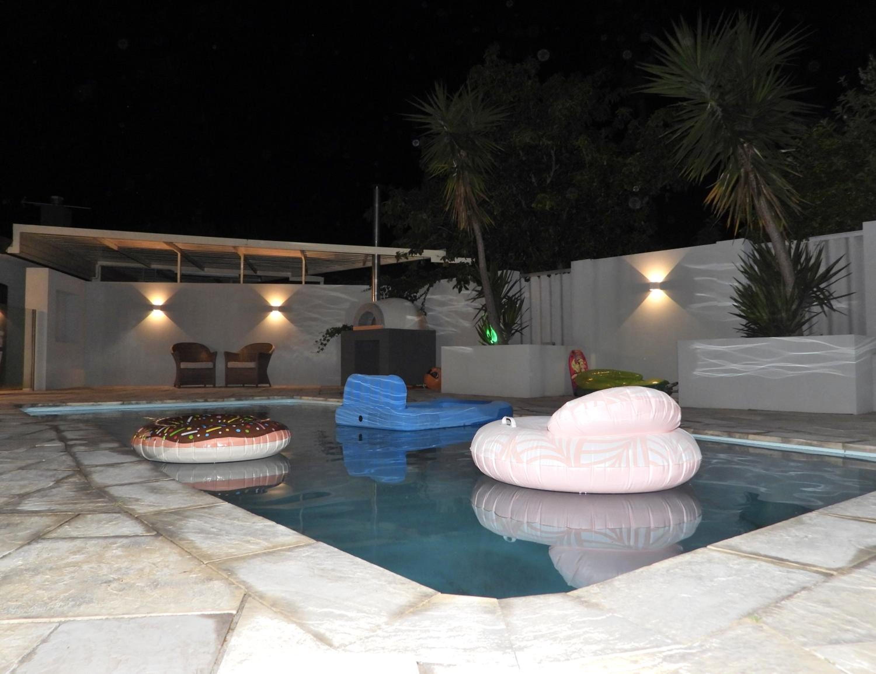 Deluxe modern family home with Pool